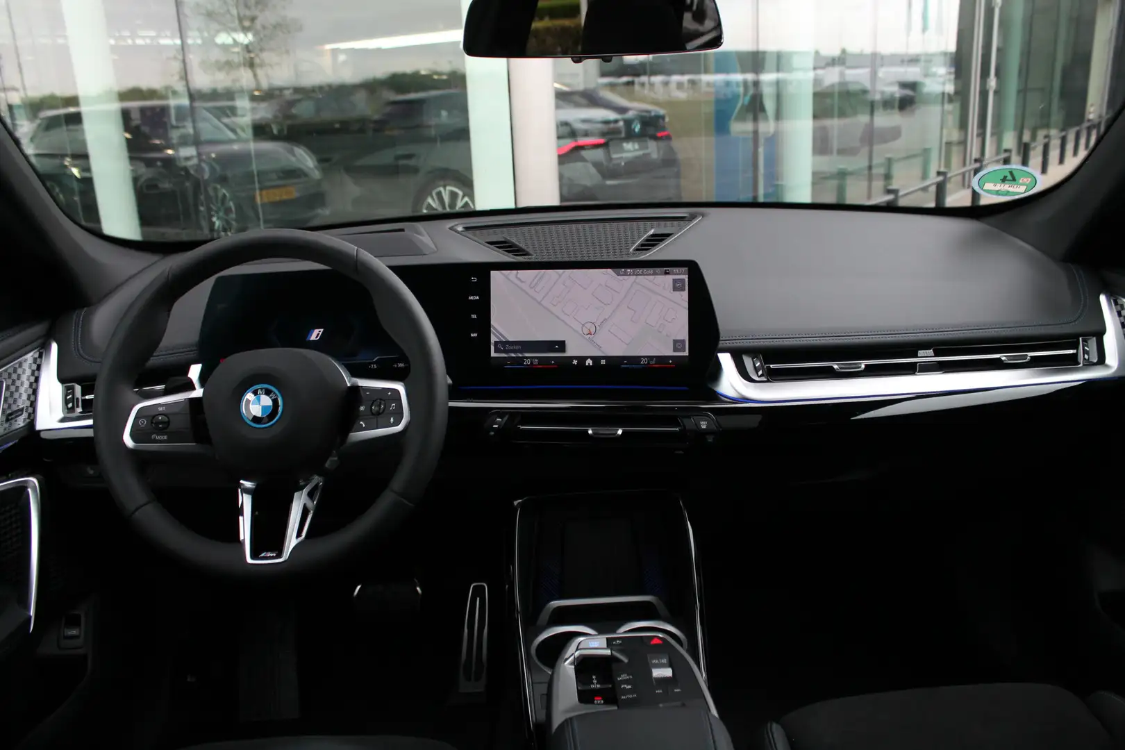 BMW iX1 eDrive20 High Executive M Sport / Panoramadak / Tr Zilver - 2