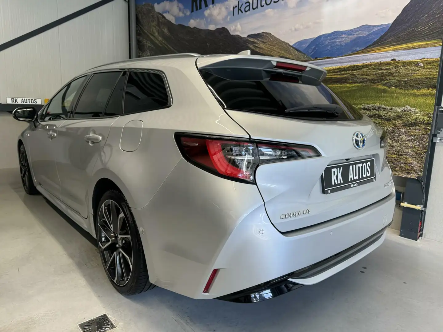 Toyota Corolla Touring Sports 2.0 Hybrid Executive / 184pk Grijs - 2