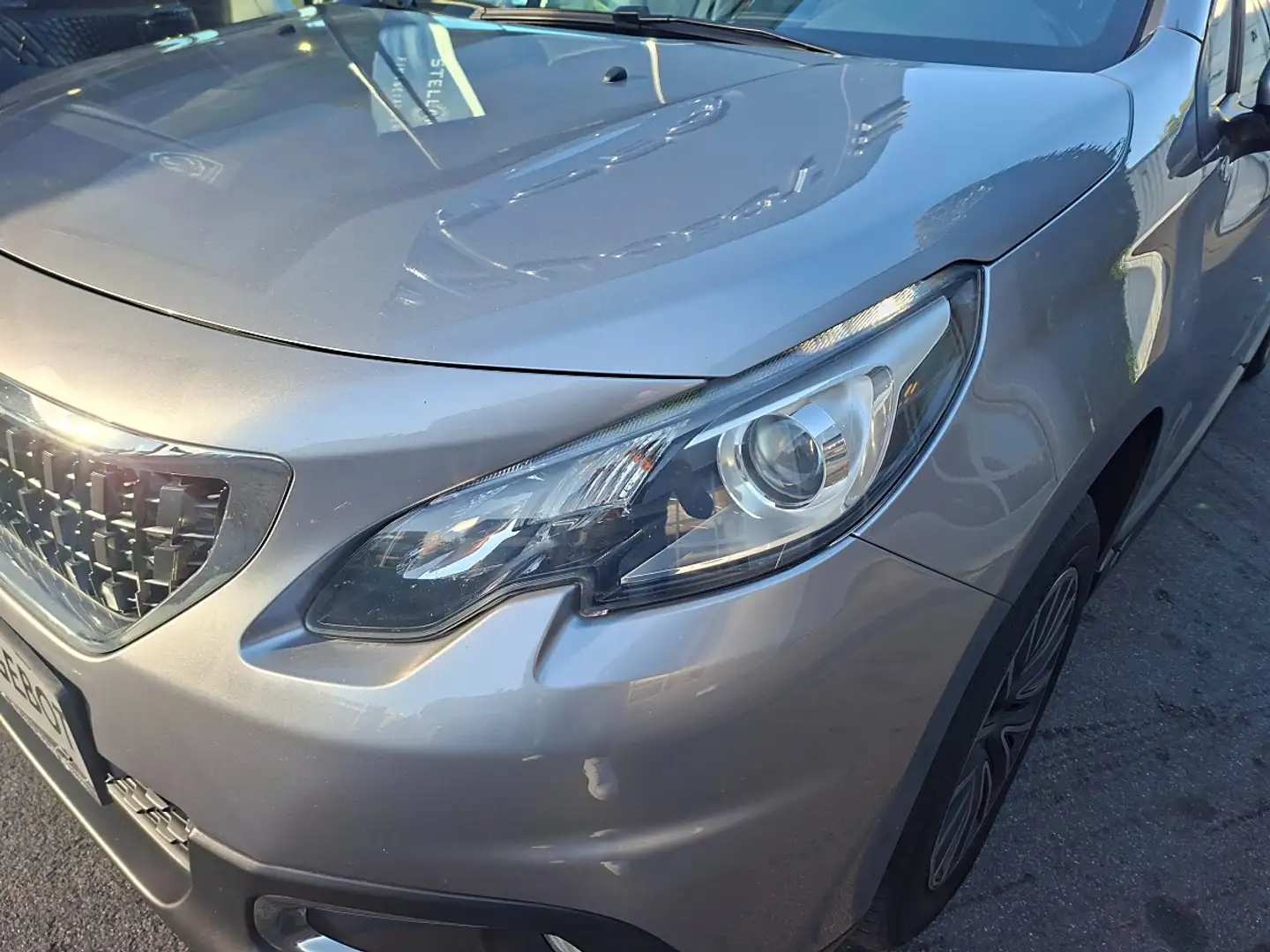 Peugeot 2008 1,2 VTi Active "inkl. Winterreifen" Grau - 2