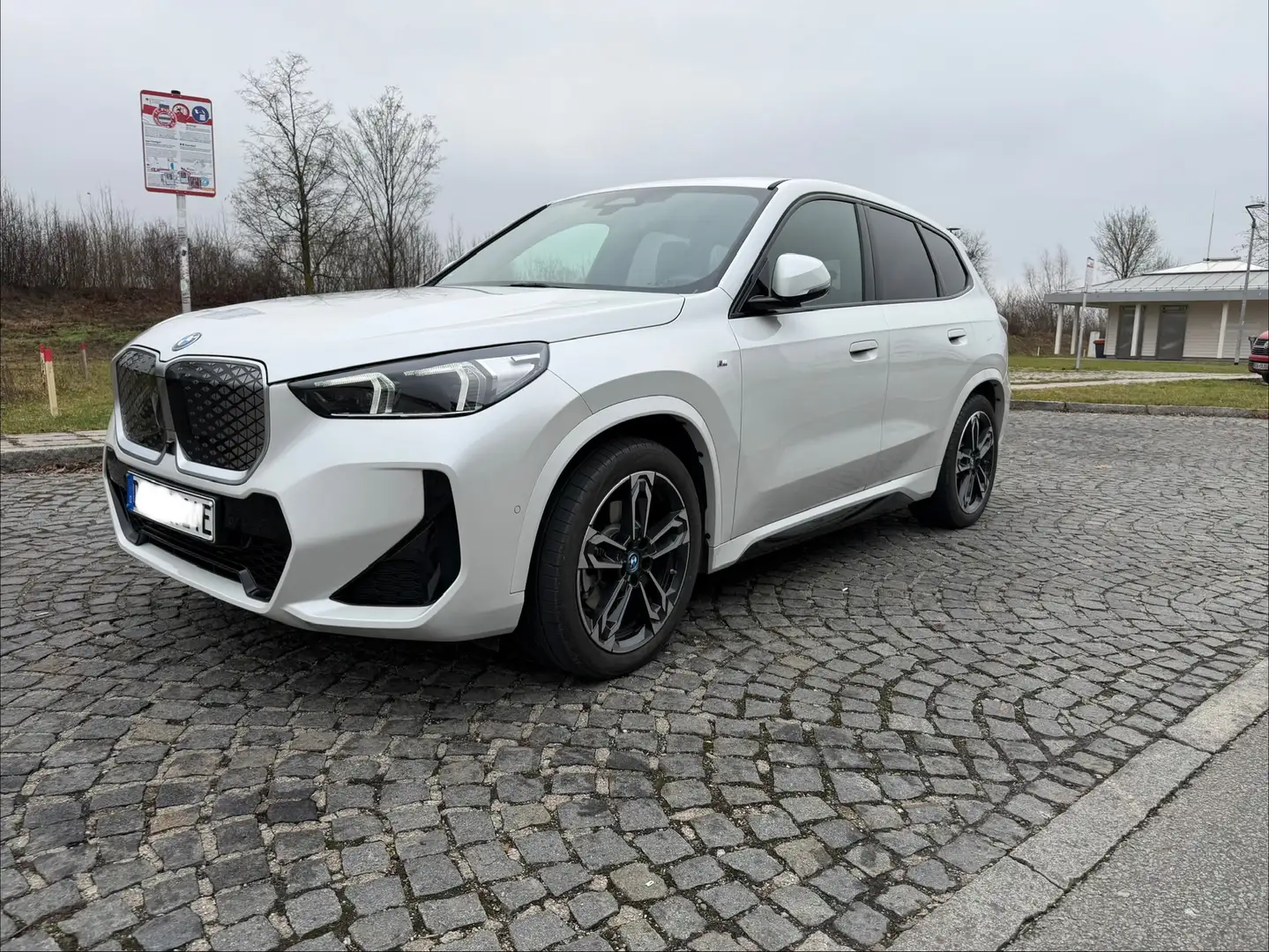 BMW iX1 xDrive30 - AHK - 360°- Driving Assistant Plus Weiß - 1