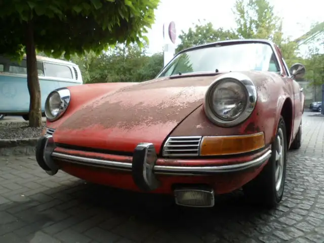 Porsche 911 view 2