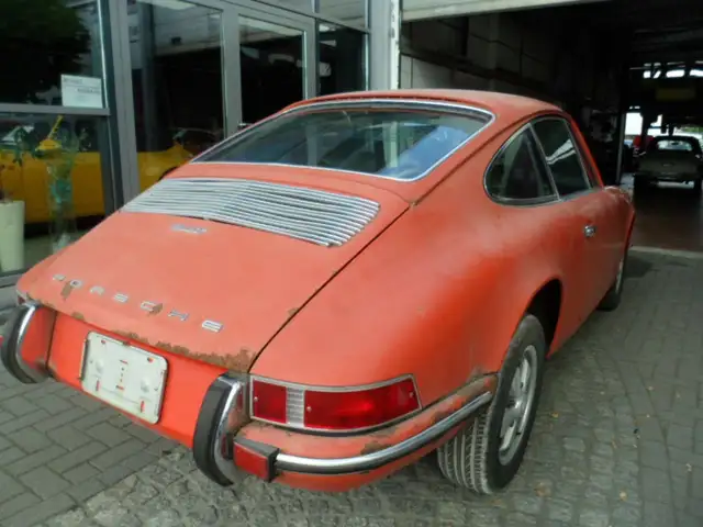 Porsche 911 view 10