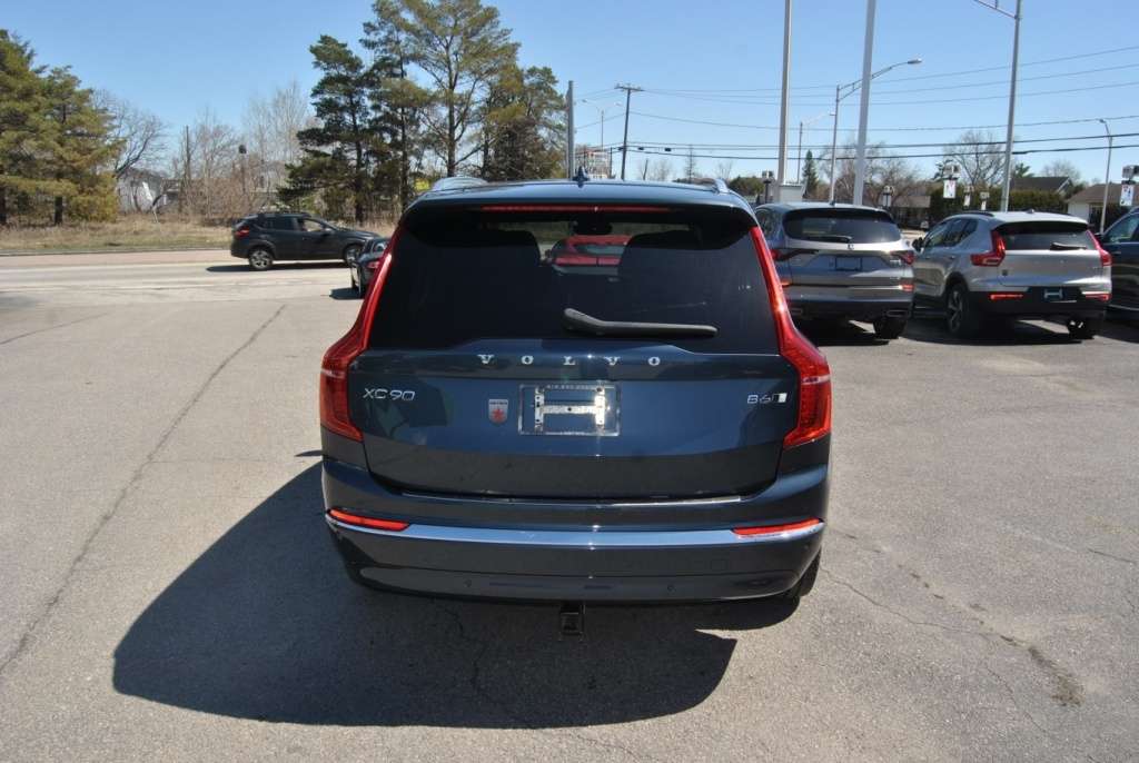 2024 Volvo XC90 Plus version lustrée alt 4
