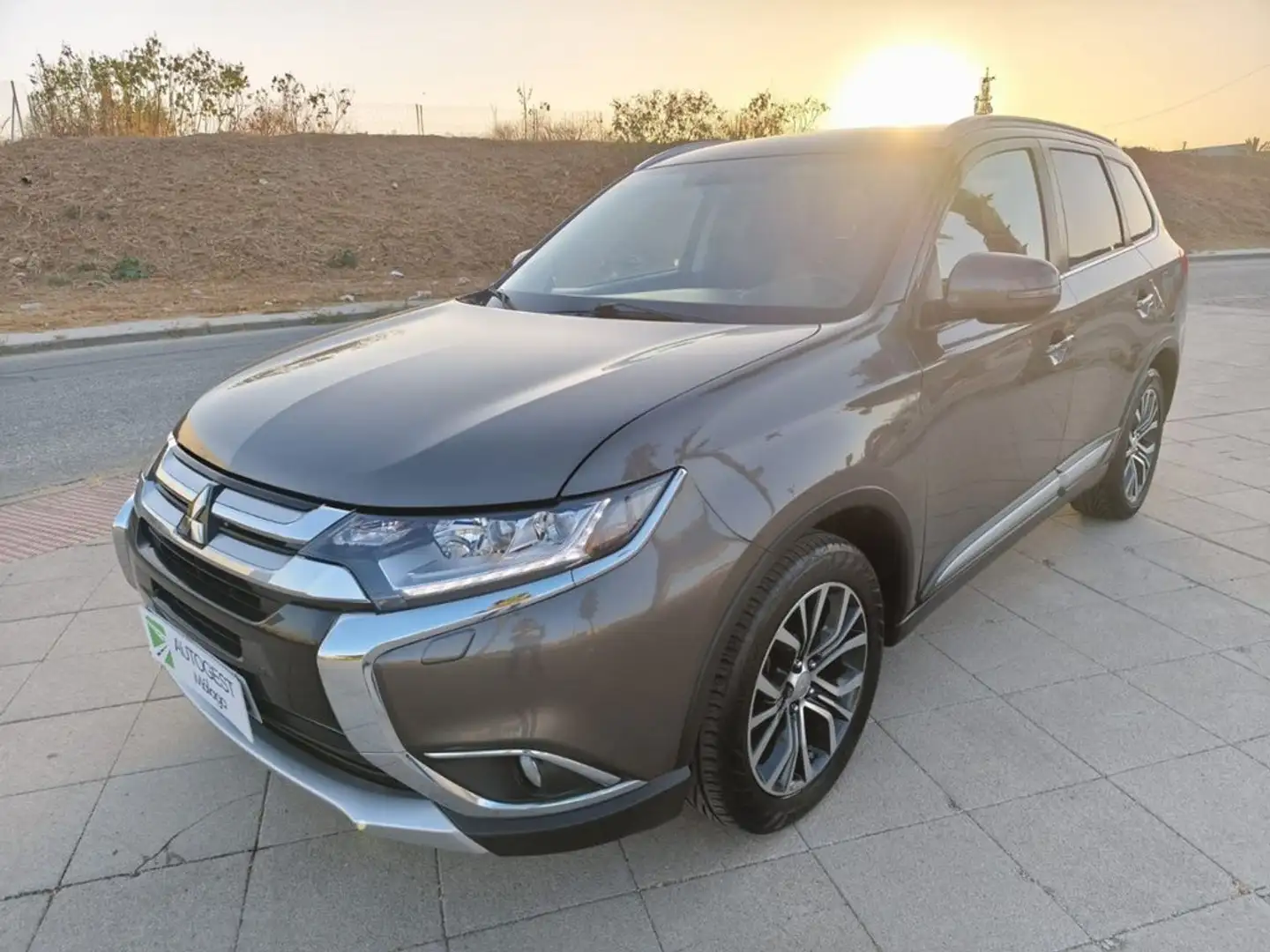 Mitsubishi Outlander 220 DID Kaiteki Auto 4WD Marrón - 2