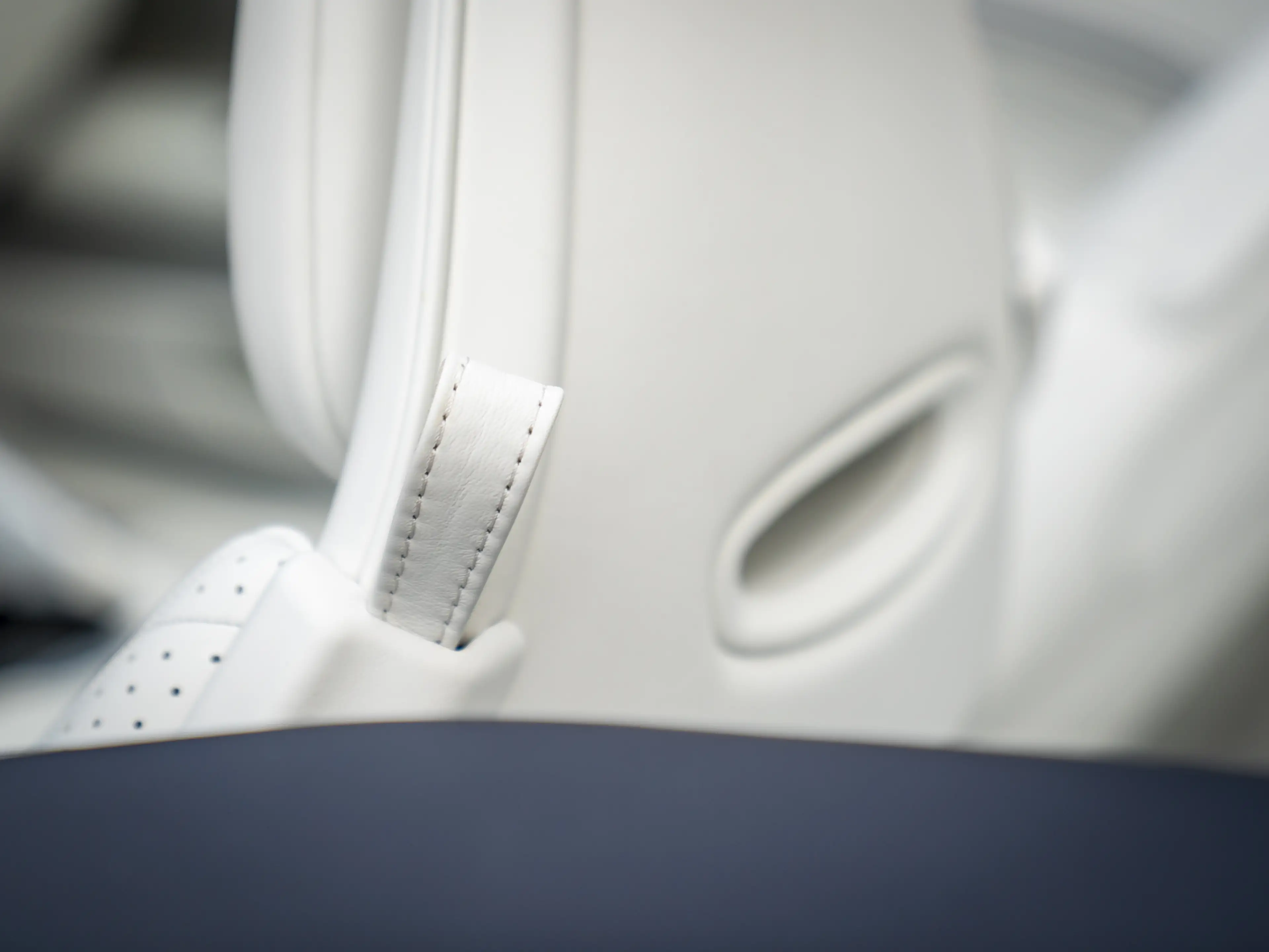 Aston Martin DB12 Volante 4.0 V8 | Bowers & Wilkins — photo 48