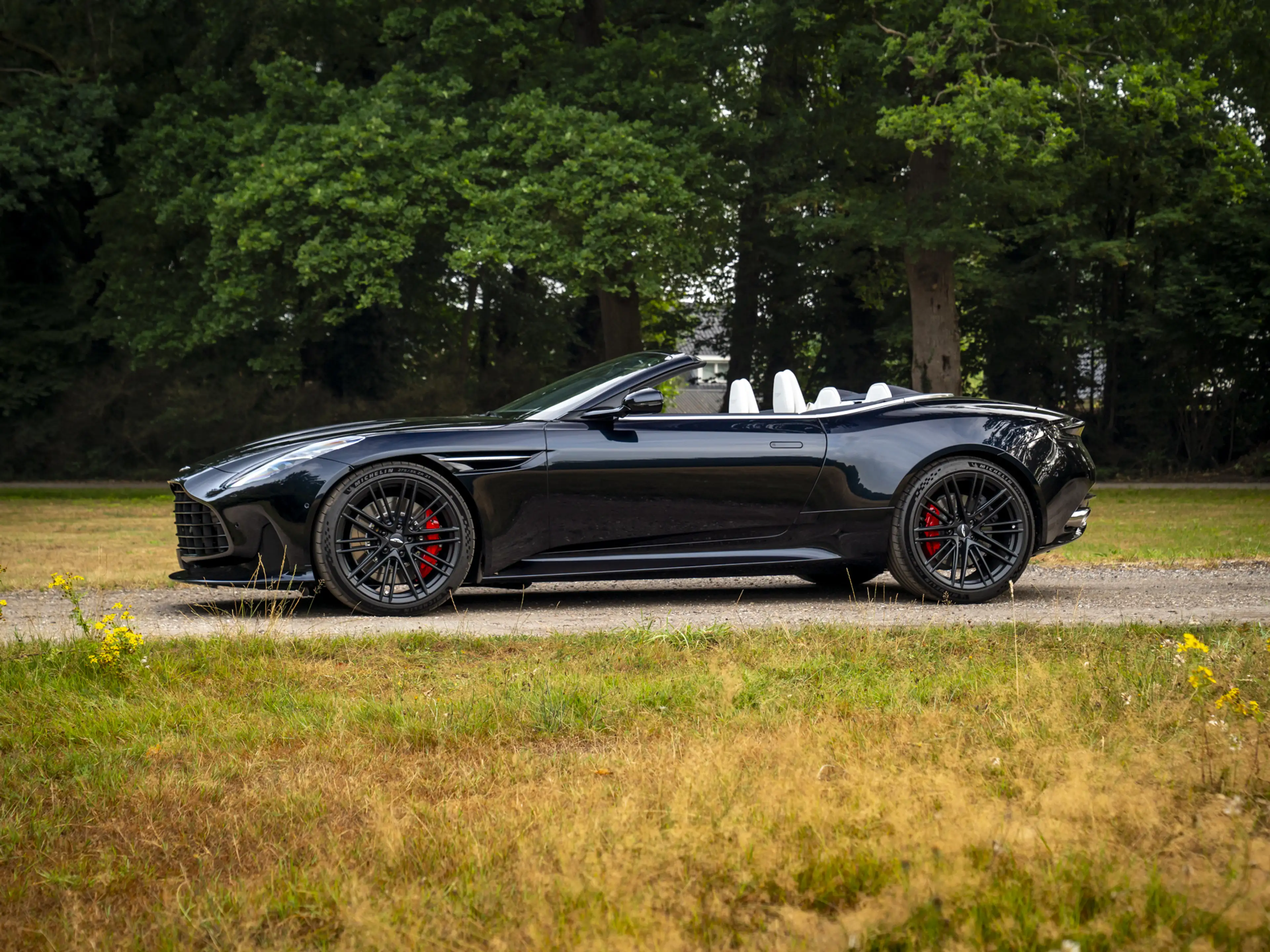Aston Martin DB12 Volante 4.0 V8 | Bowers & Wilkins — photo 16