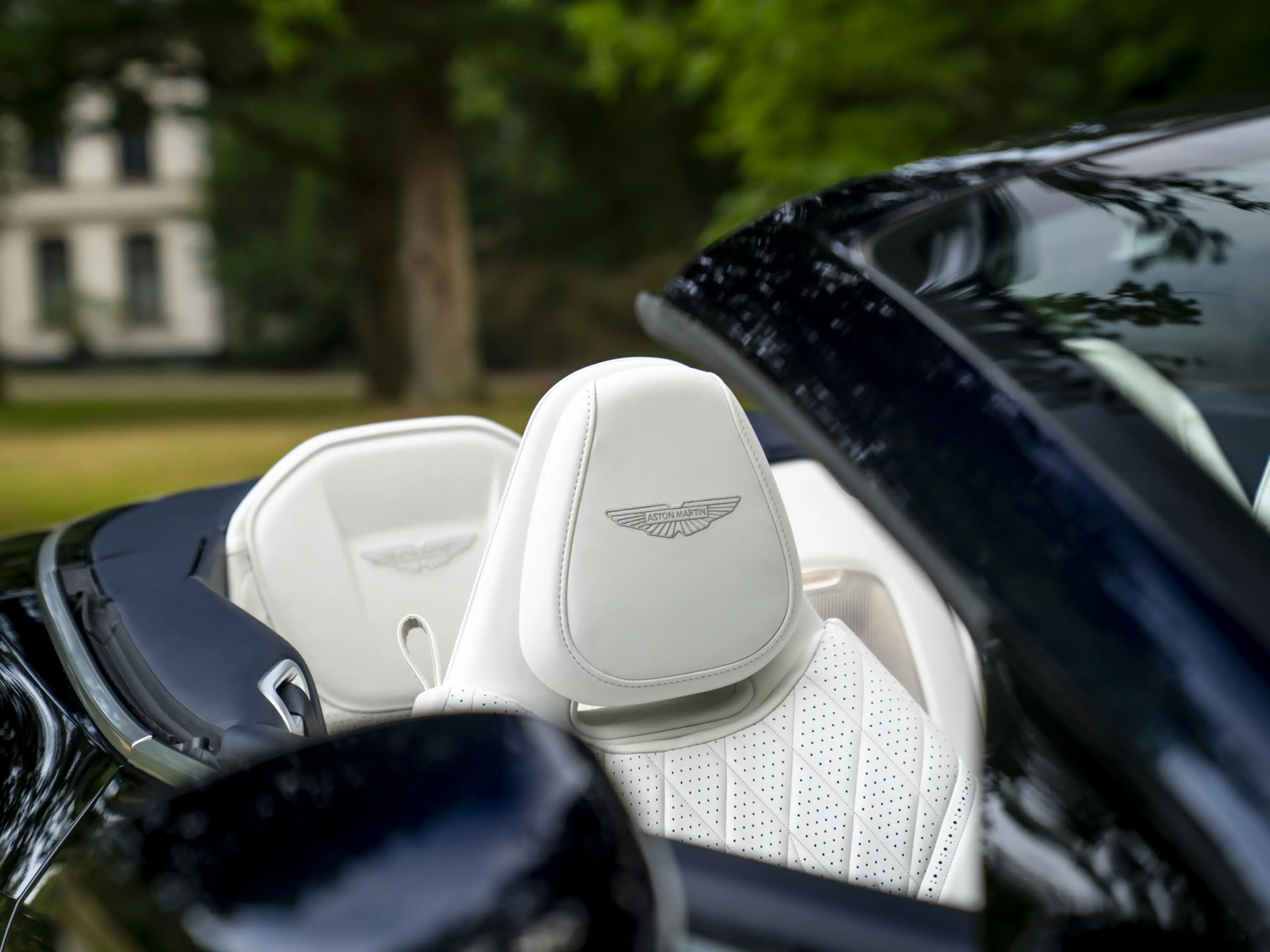Aston Martin DB12 Volante 4.0 V8 | Bowers & Wilkins — photo 41