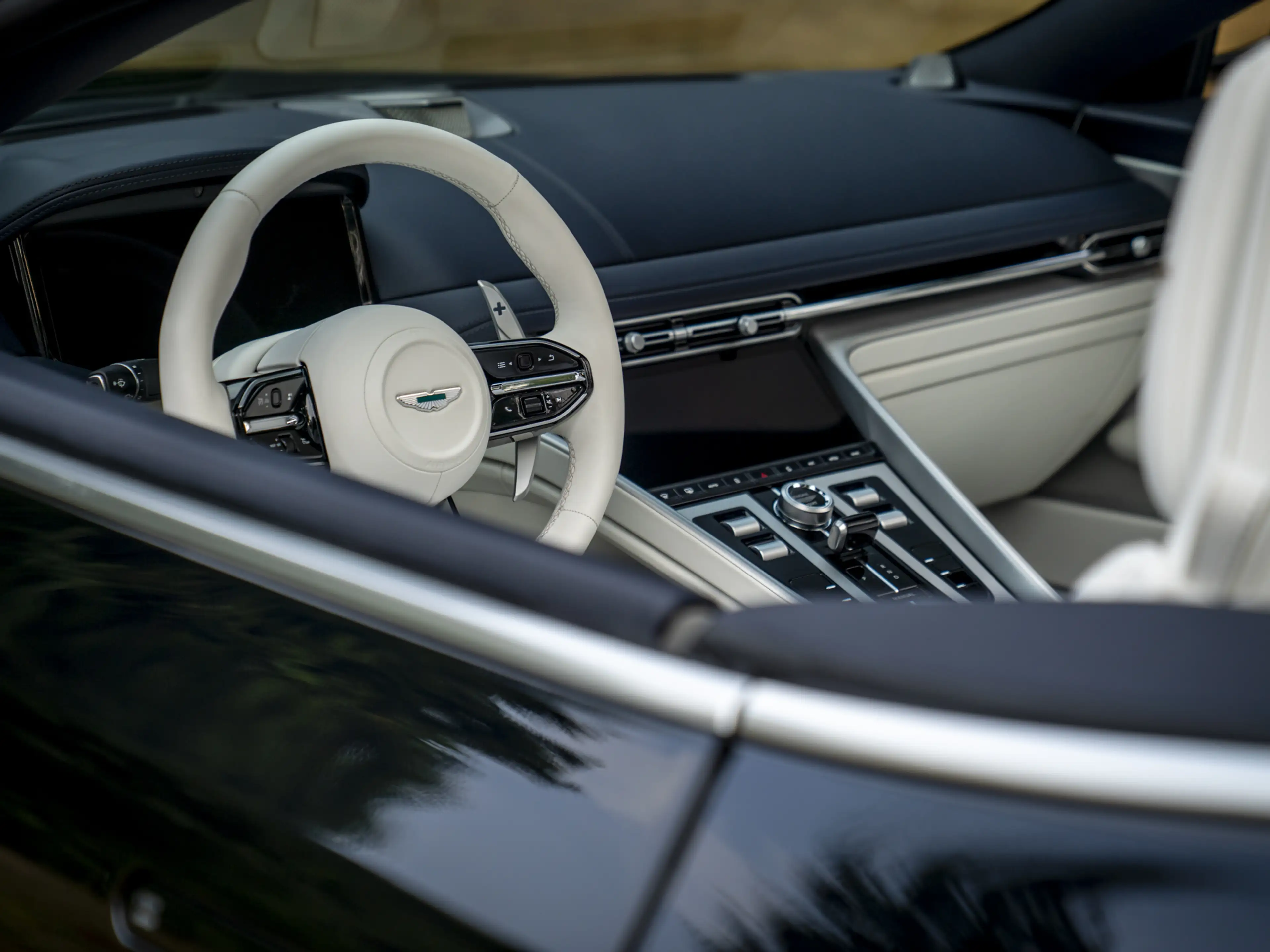 Aston Martin DB12 Volante 4.0 V8 | Bowers & Wilkins — photo 46