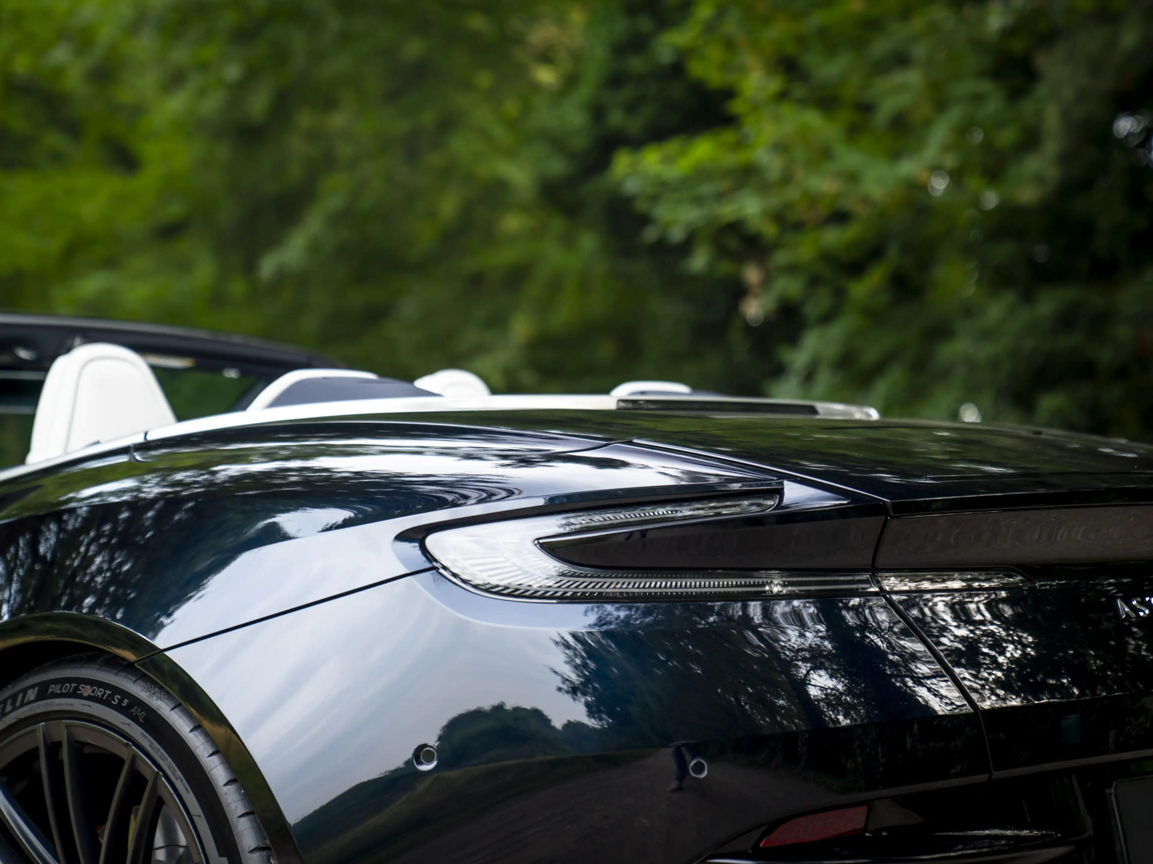 Aston Martin DB12 Volante 4.0 V8 | Bowers & Wilkins — photo 26