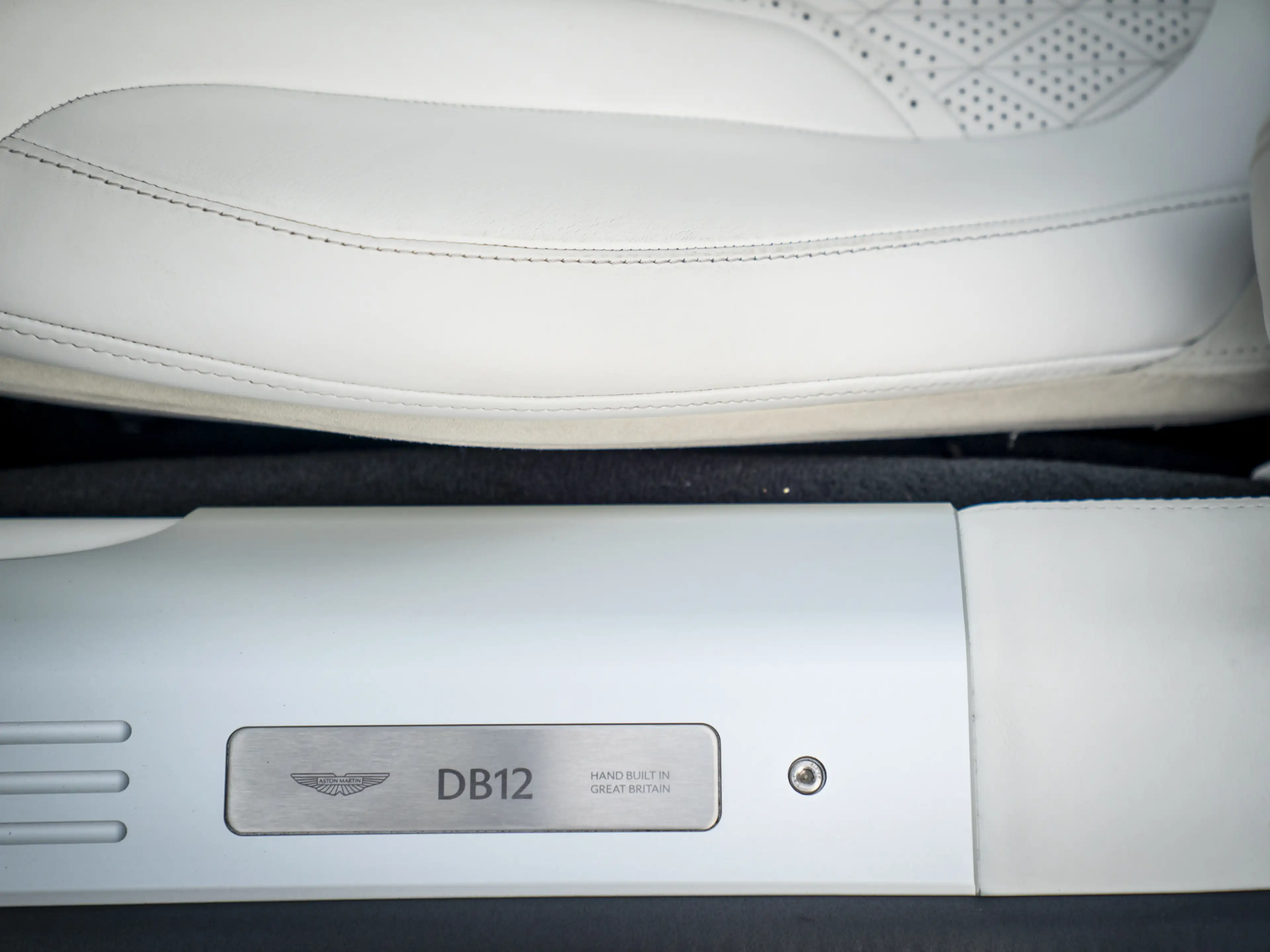 Aston Martin DB12 Volante 4.0 V8 | Bowers & Wilkins — photo 50