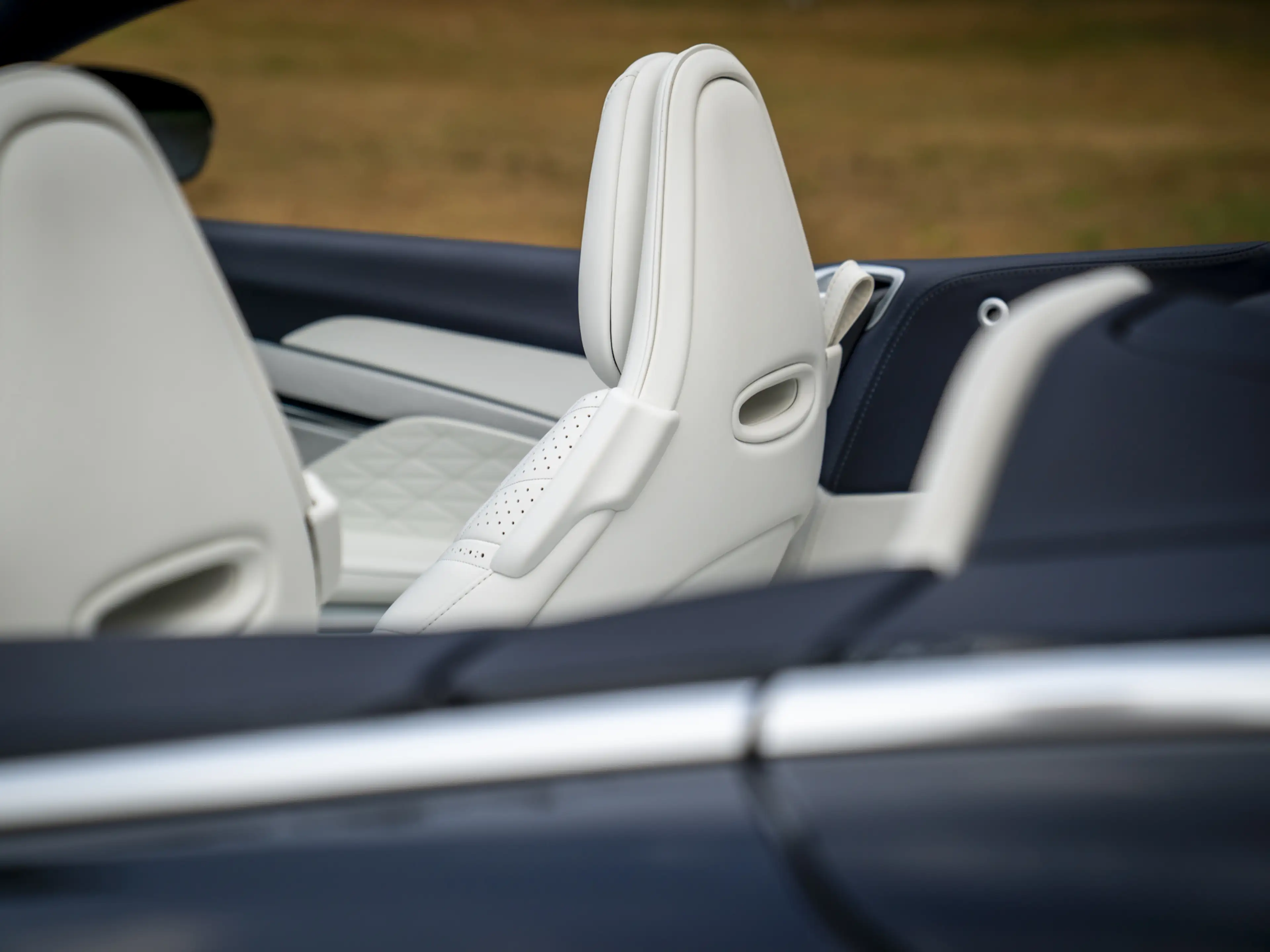 Aston Martin DB12 Volante 4.0 V8 | Bowers & Wilkins — photo 45