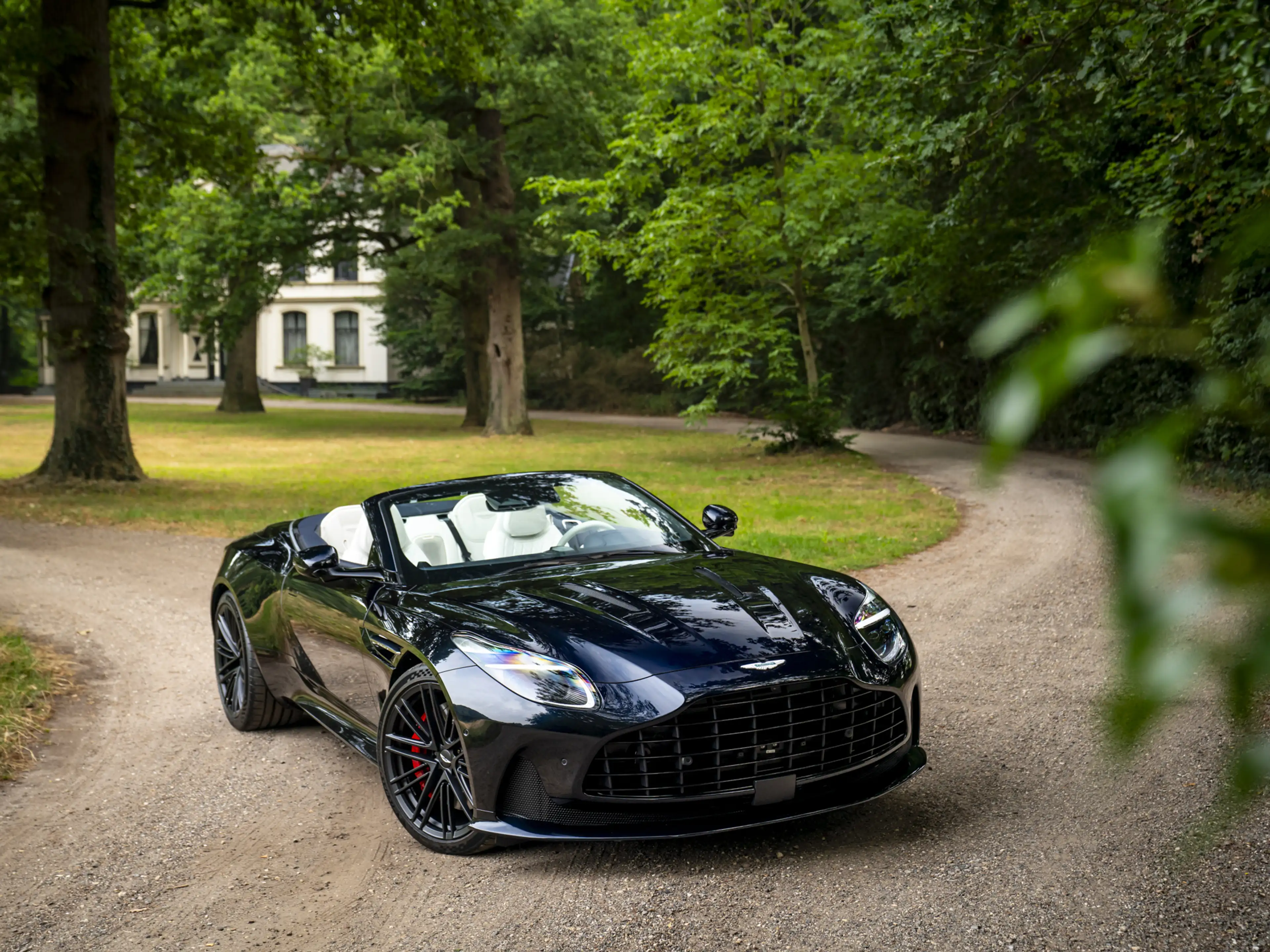 Aston Martin DB12 Volante 4.0 V8 | Bowers & Wilkins — photo 31