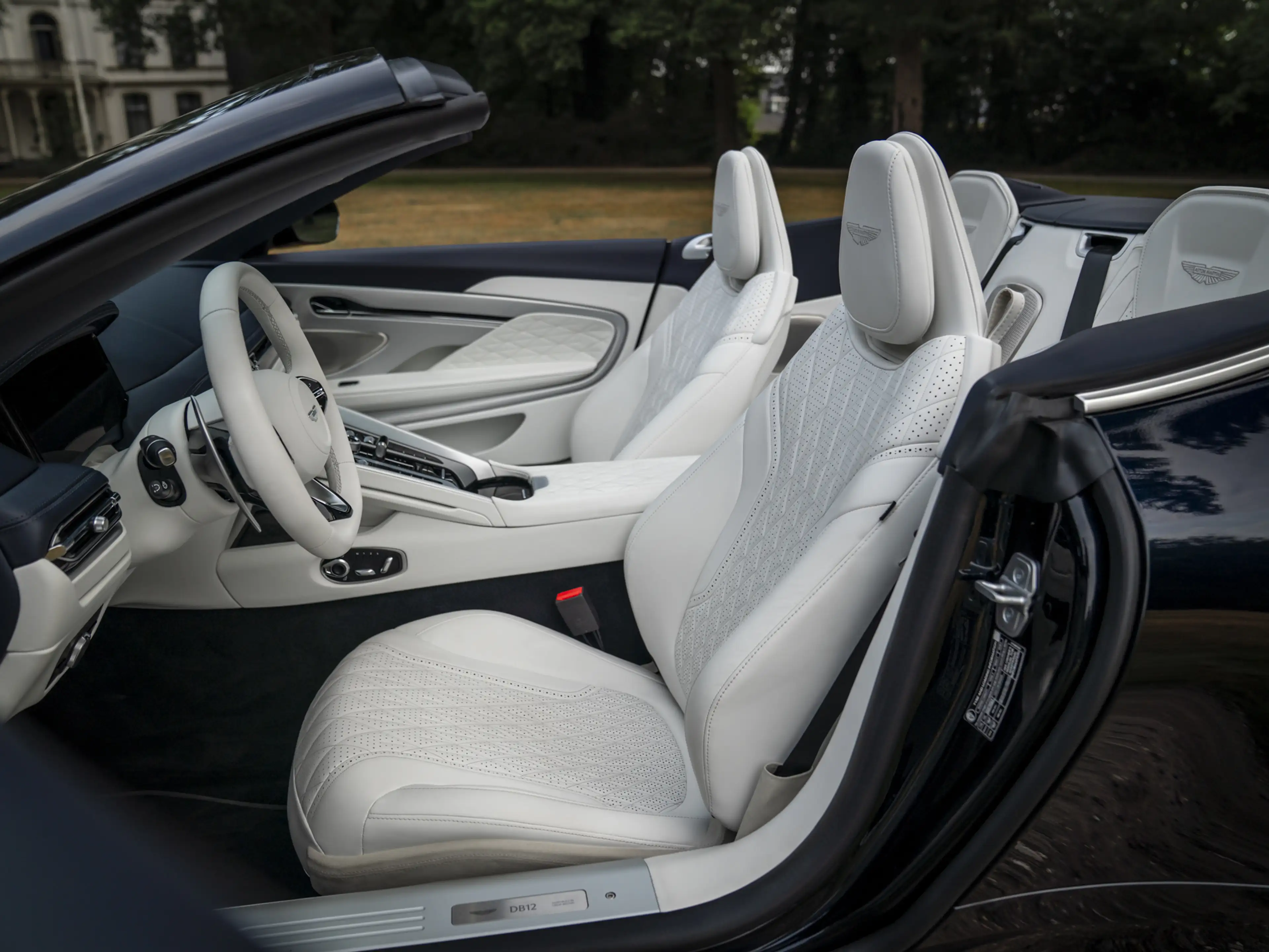 Aston Martin DB12 Volante 4.0 V8 | Bowers & Wilkins — photo 44