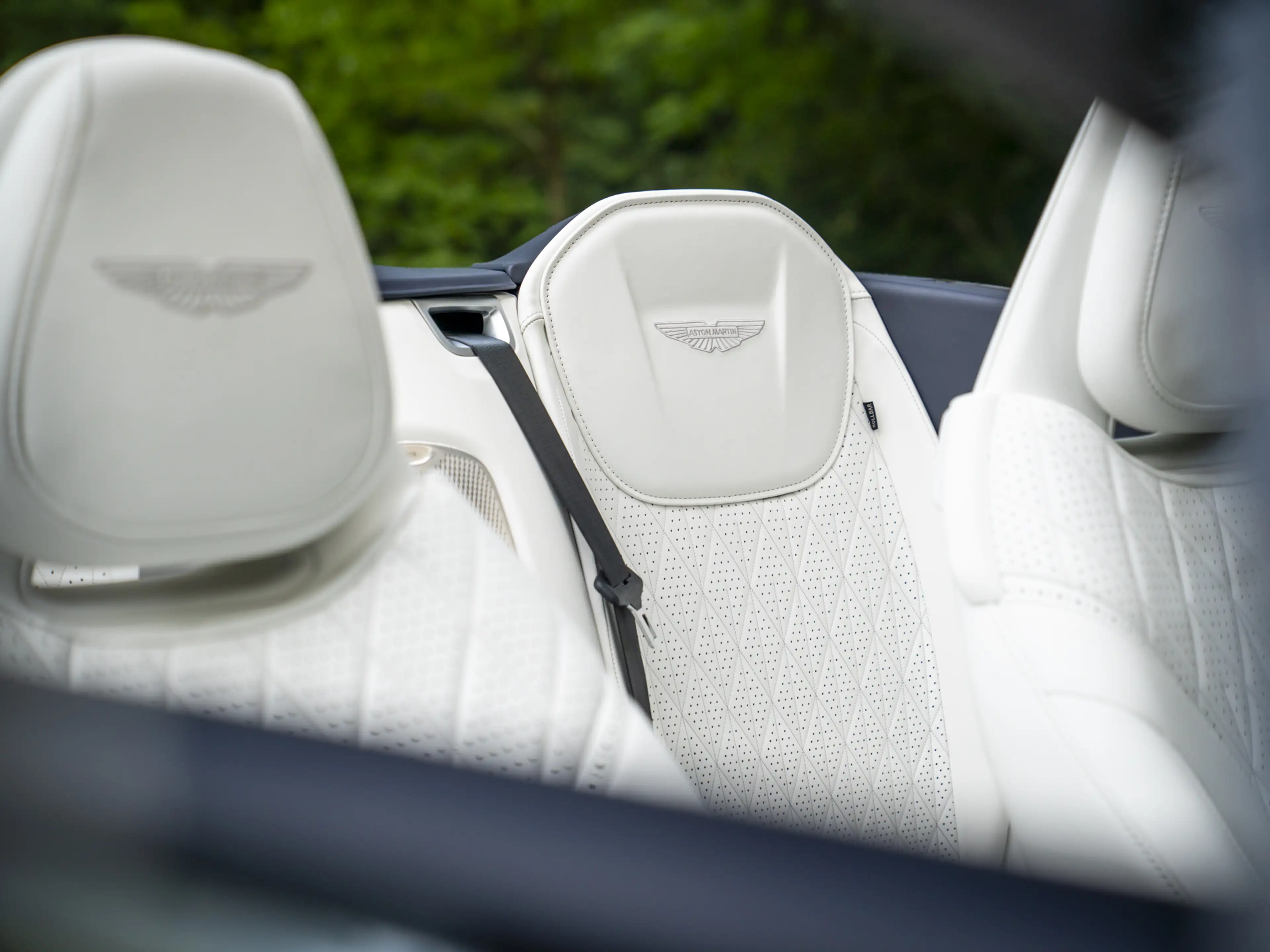 Aston Martin DB12 Volante 4.0 V8 | Bowers & Wilkins — photo 42