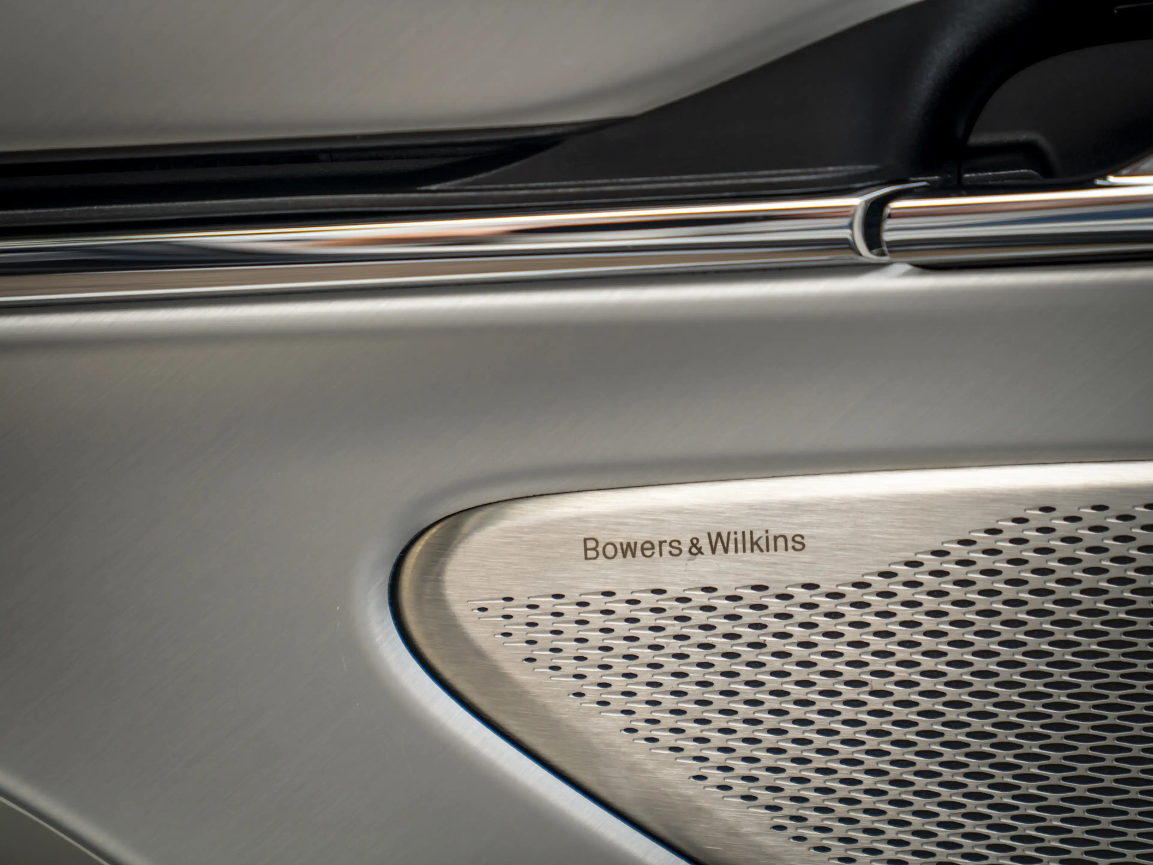 Aston Martin DB12 Volante 4.0 V8 | Bowers & Wilkins — photo 11