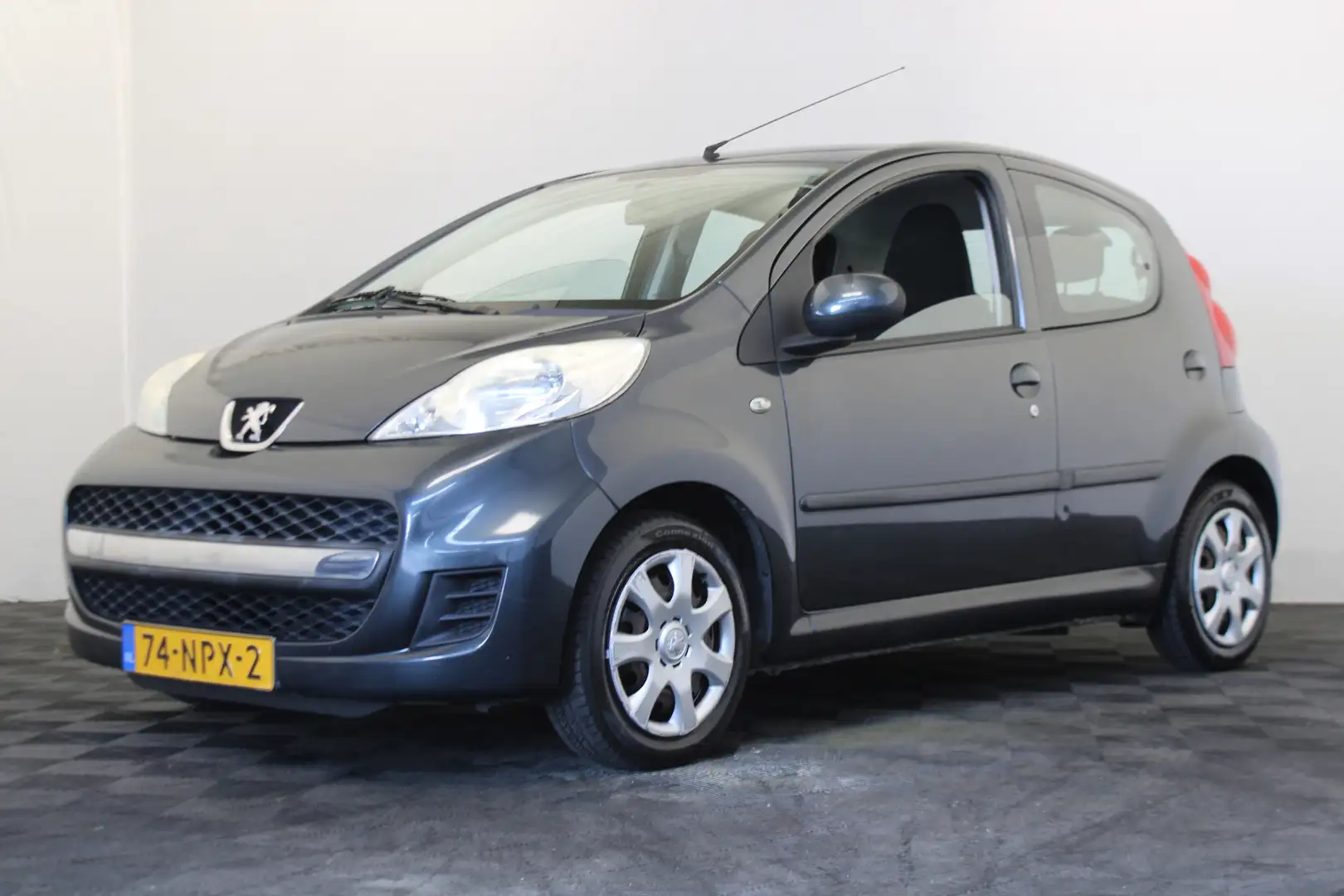 Peugeot 107 1.0-12V XR Grijs - 1