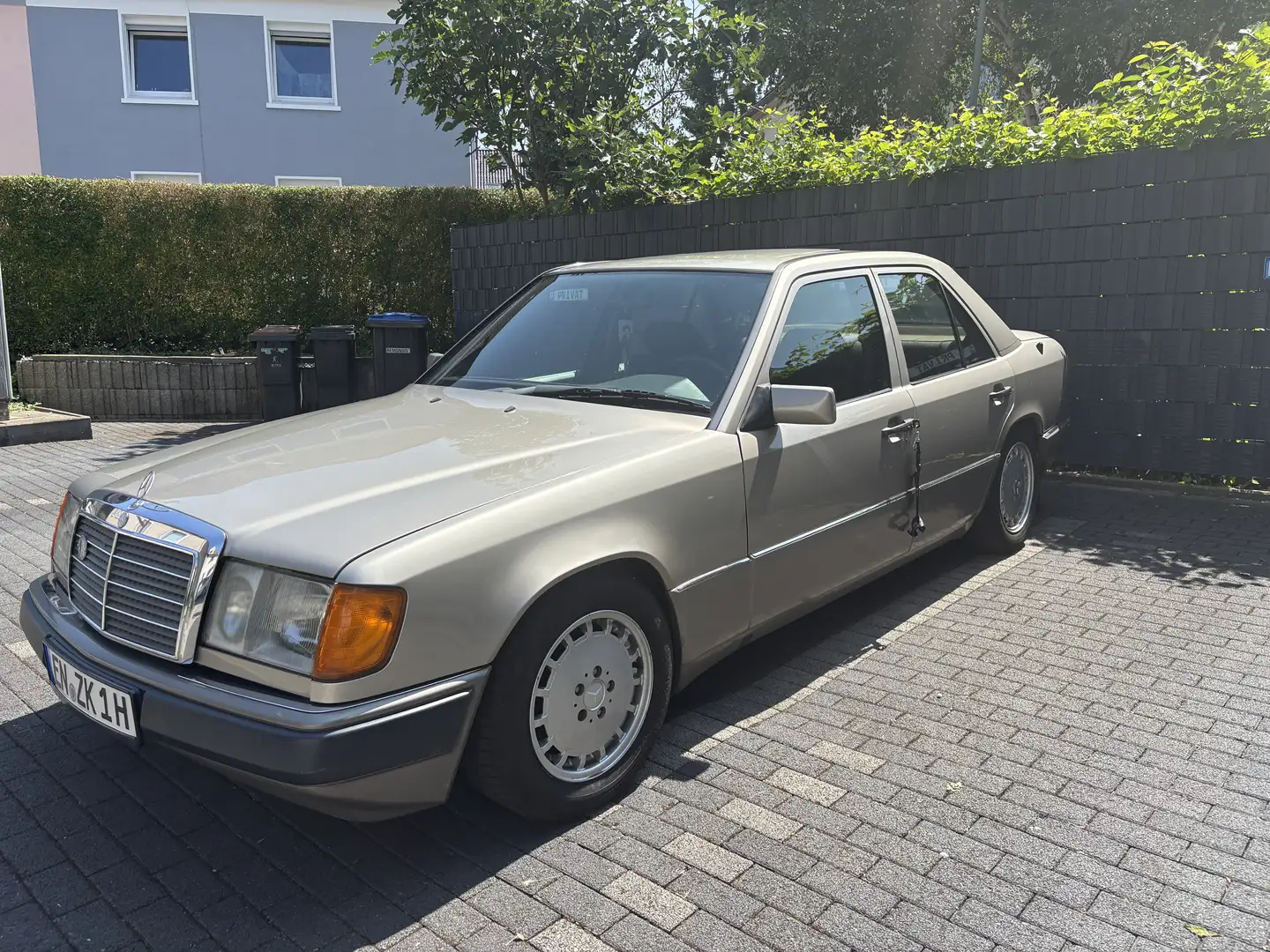 Mercedes-Benz E 200 oldtimer H-Kennzeichen - 1