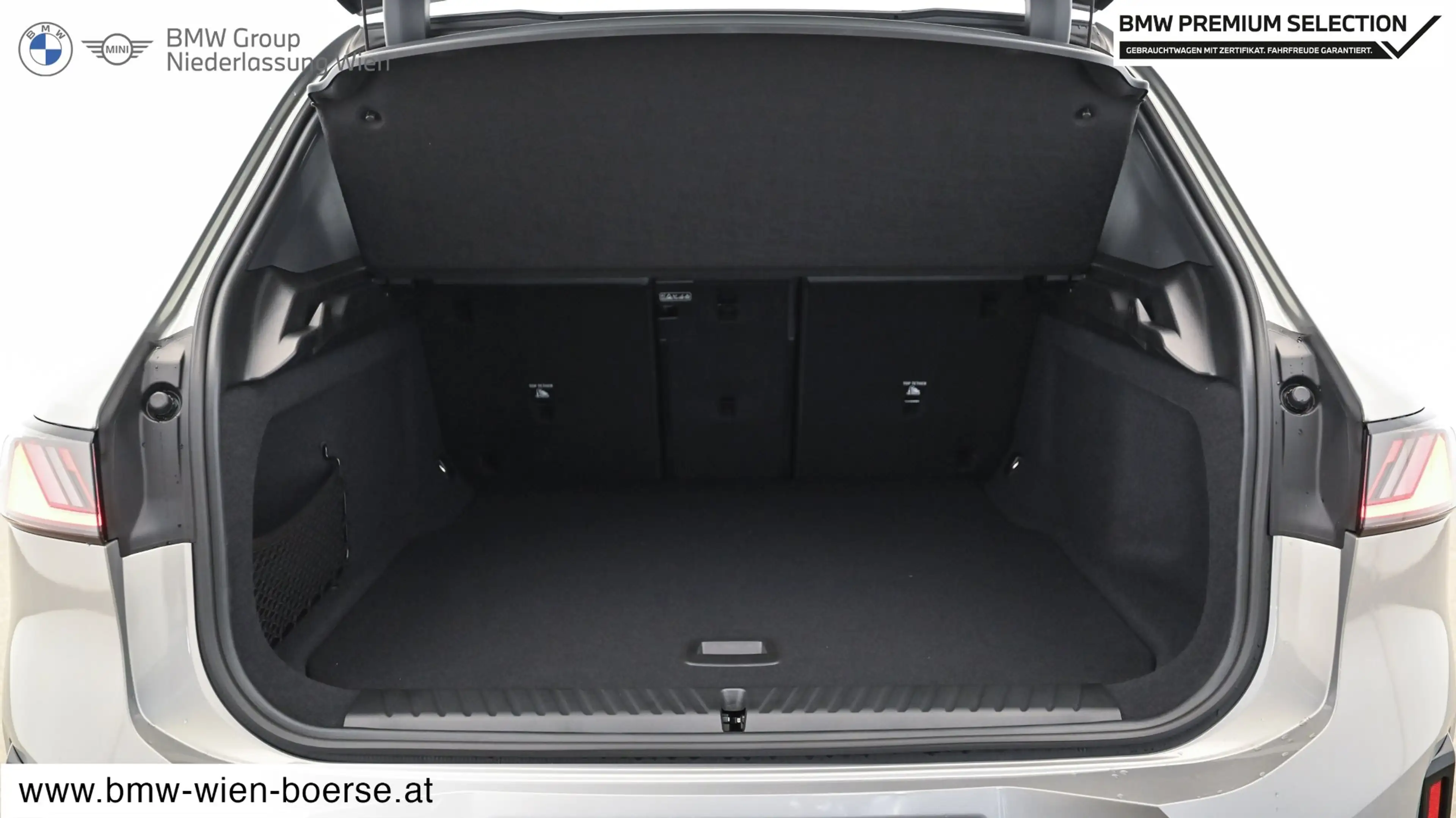 BMW iX3 50 xDrive — photo 11