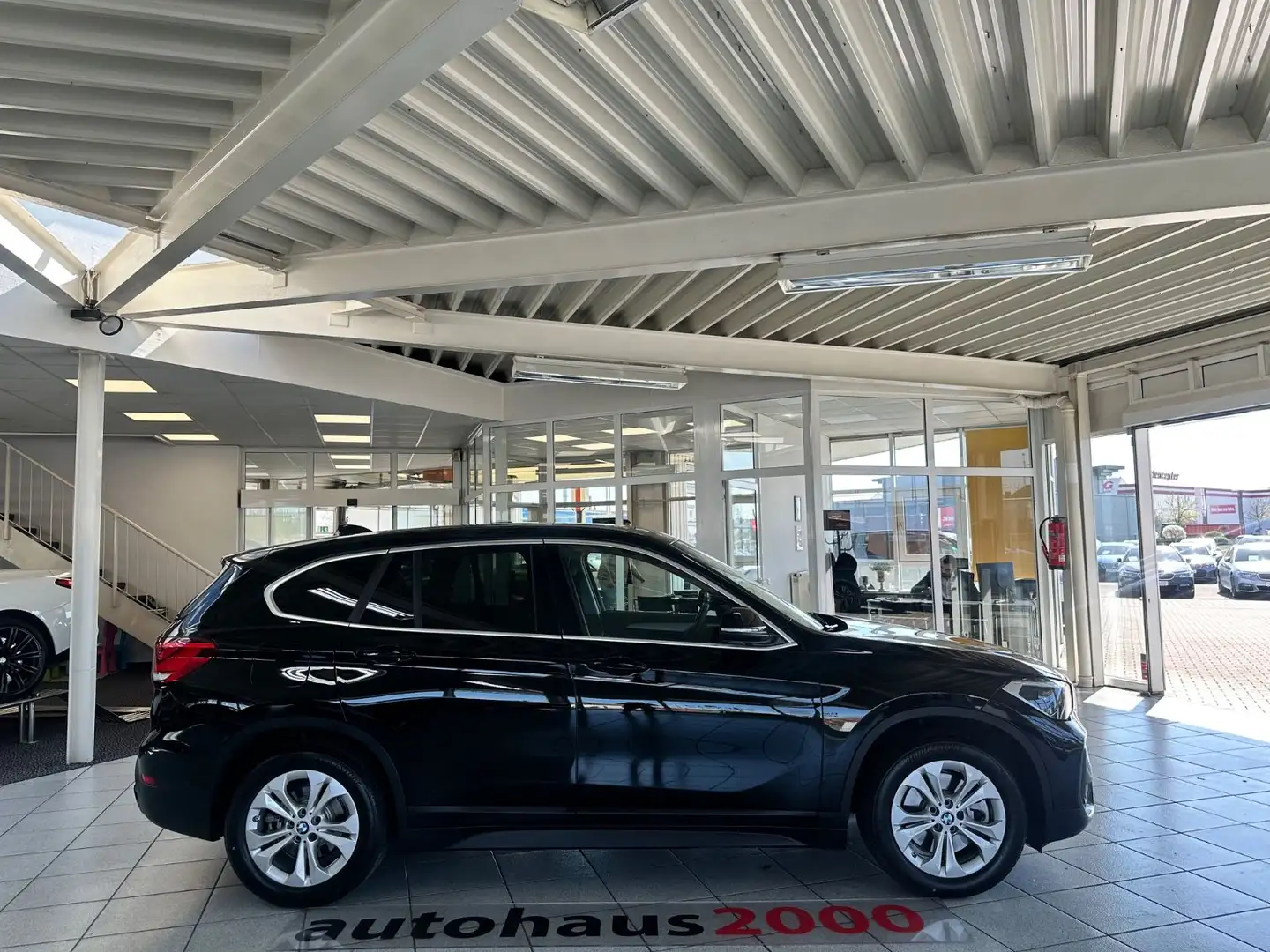 BMW X1 xDrive 25e AUT./LED/DAB/NAVI/CAM/PANO./HIFI Schwarz - 2