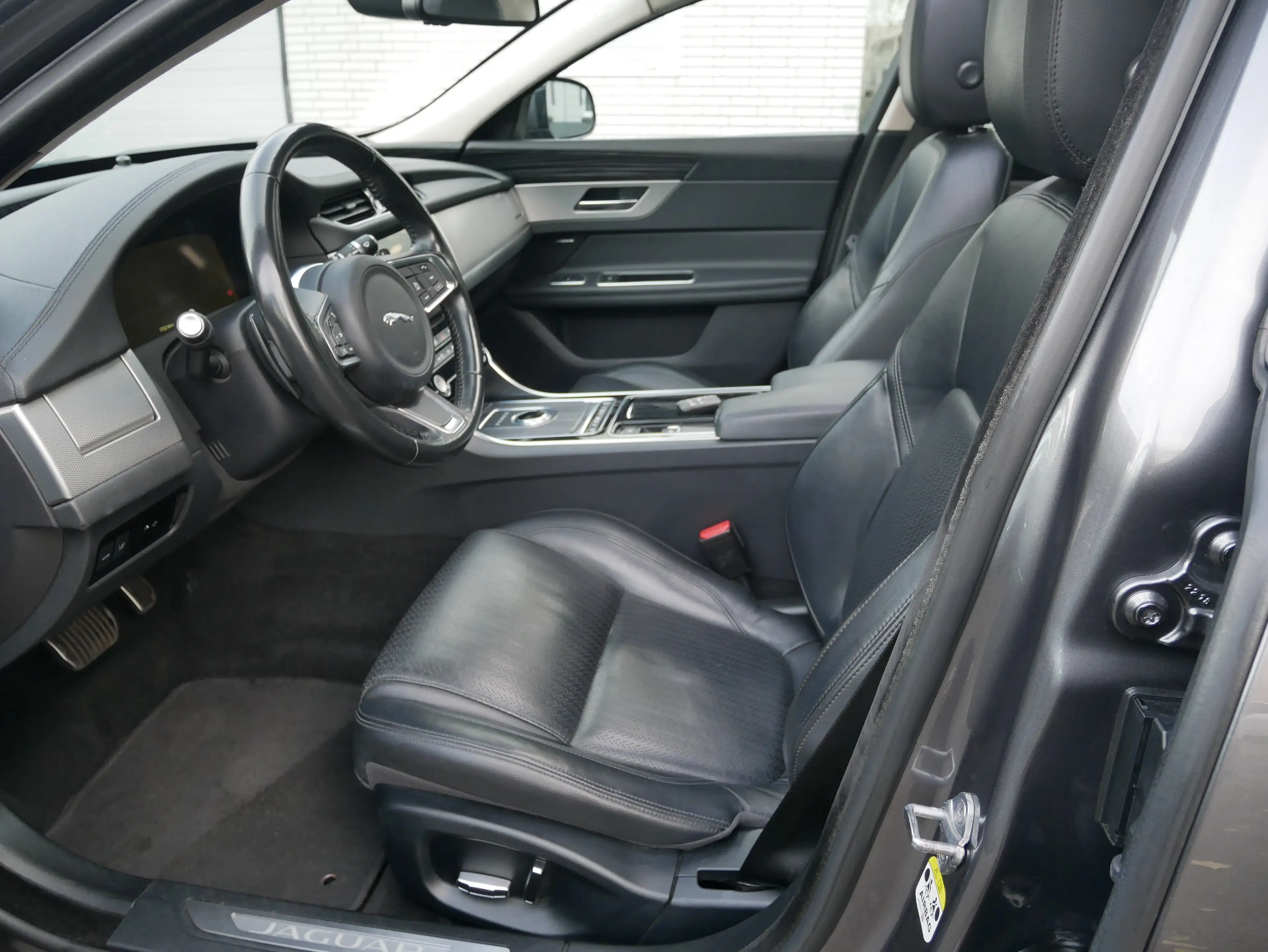 Jaguar XF 30D Portfolio LED Pano Meridian KeyGo Spur DAB Kam — photo 9