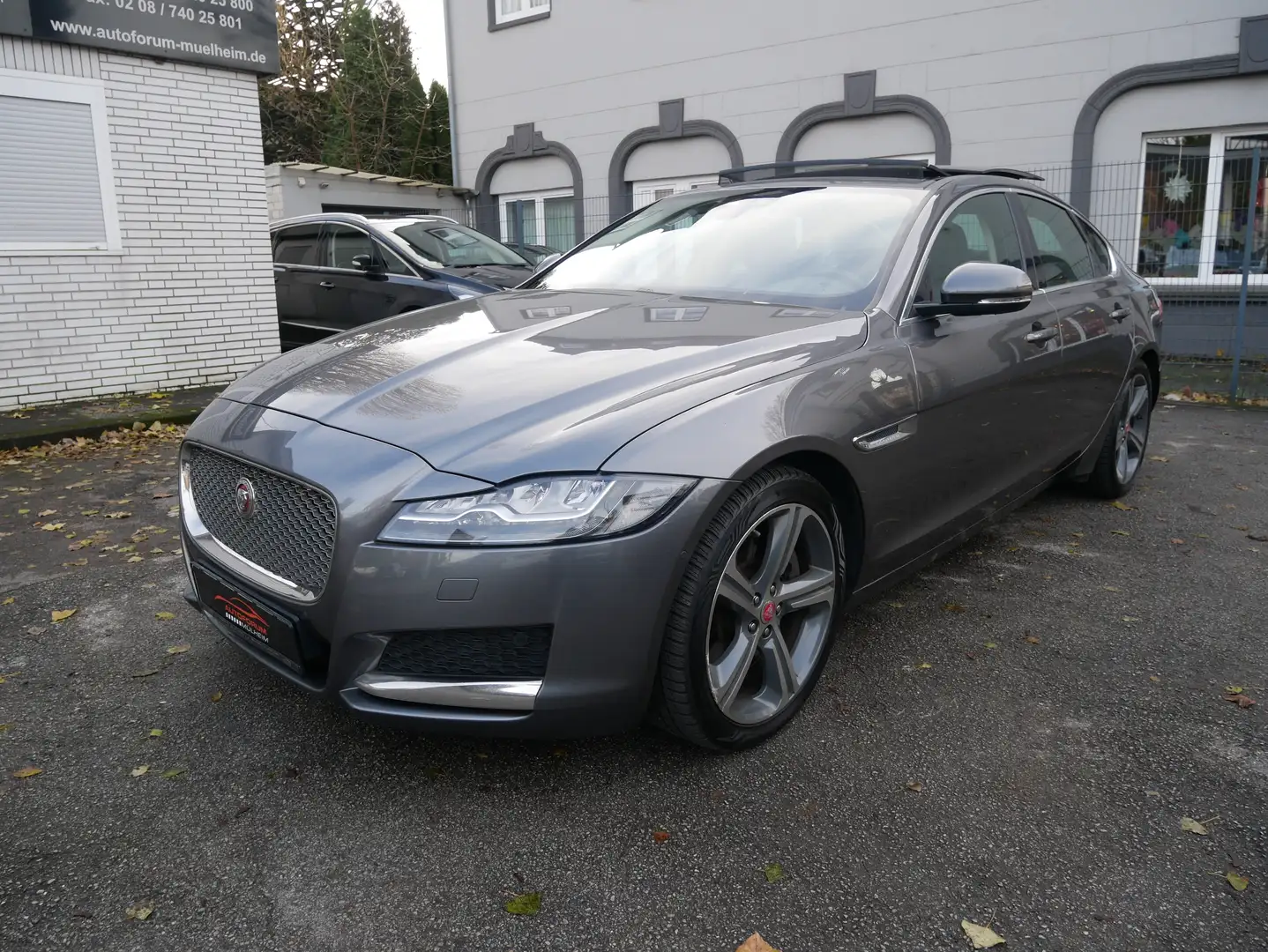 Jaguar XF 30D Portfolio LED Pano Meridian KeyGo Spur DAB Kam Gris - 1