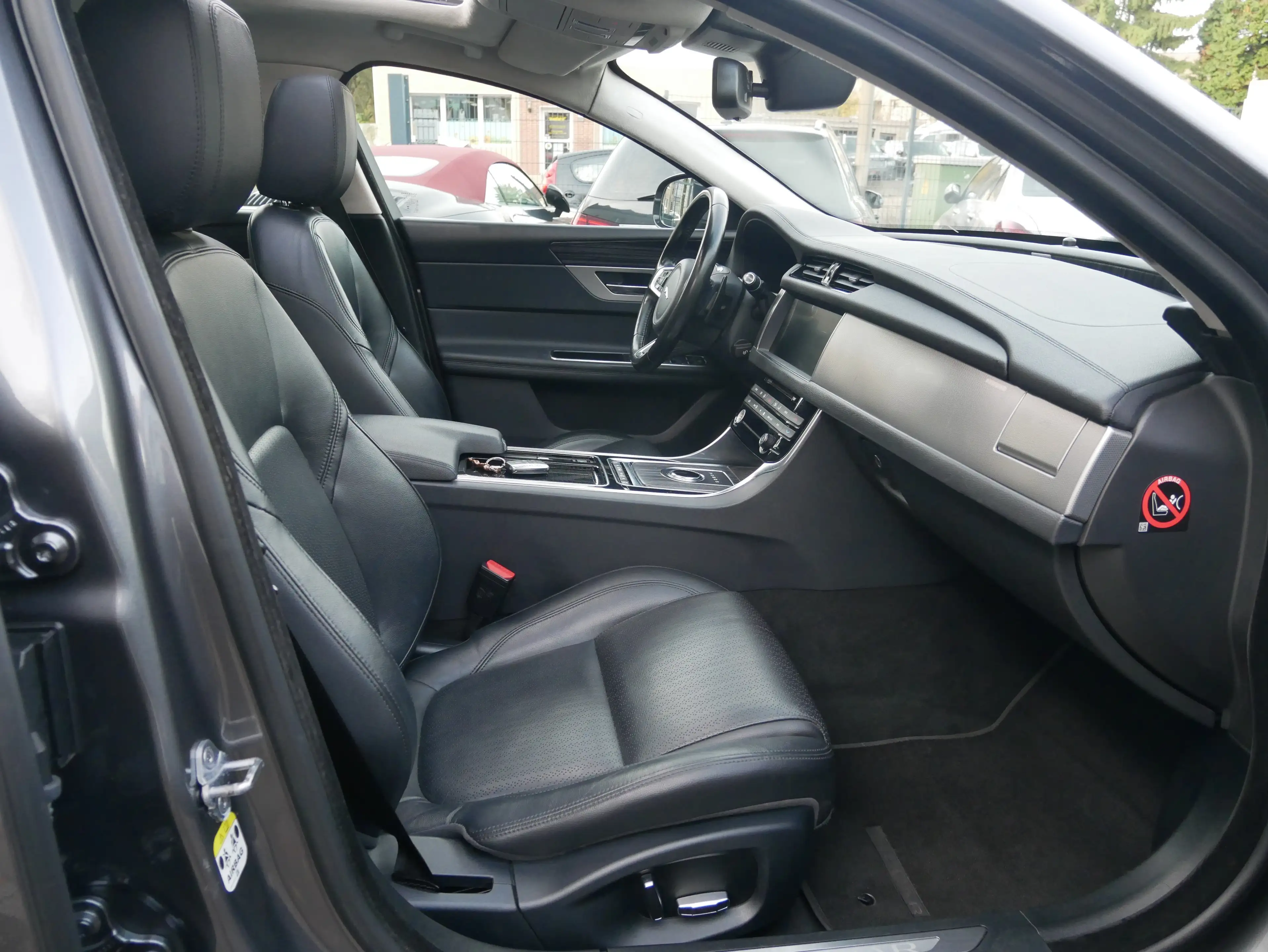 Jaguar XF 30D Portfolio LED Pano Meridian KeyGo Spur DAB Kam — photo 11