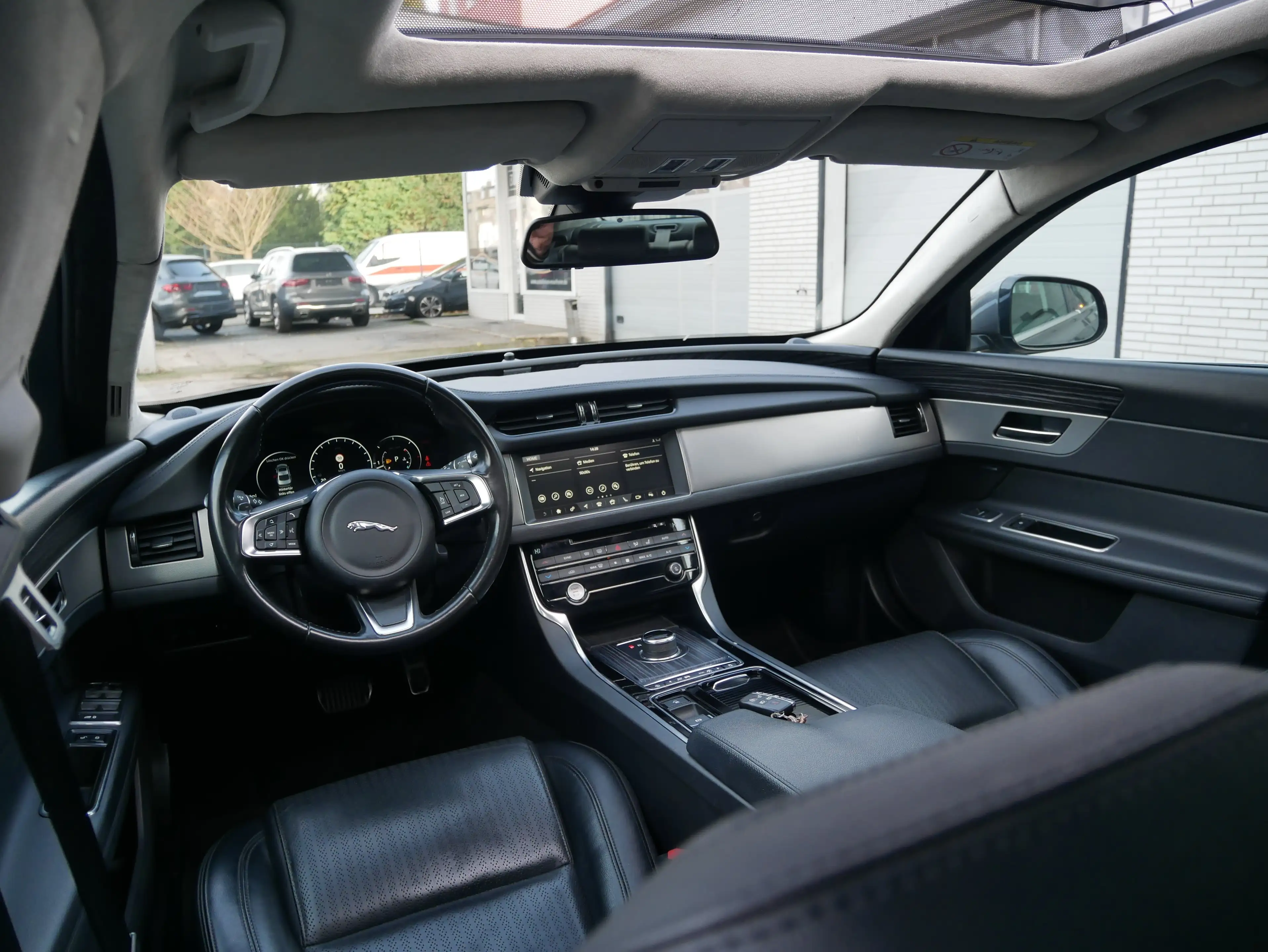 Jaguar XF 30D Portfolio LED Pano Meridian KeyGo Spur DAB Kam — photo 13