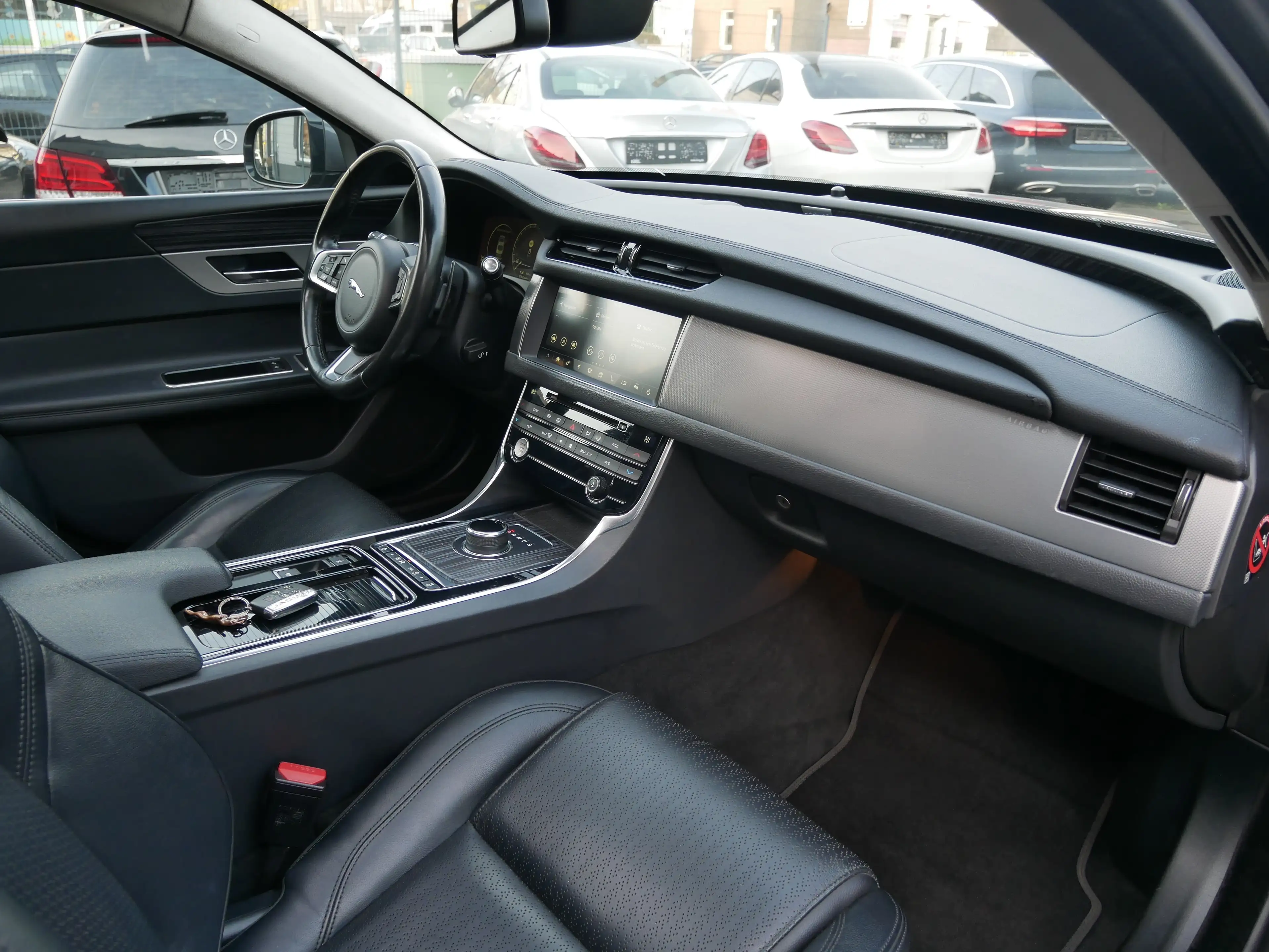 Jaguar XF 30D Portfolio LED Pano Meridian KeyGo Spur DAB Kam — photo 15