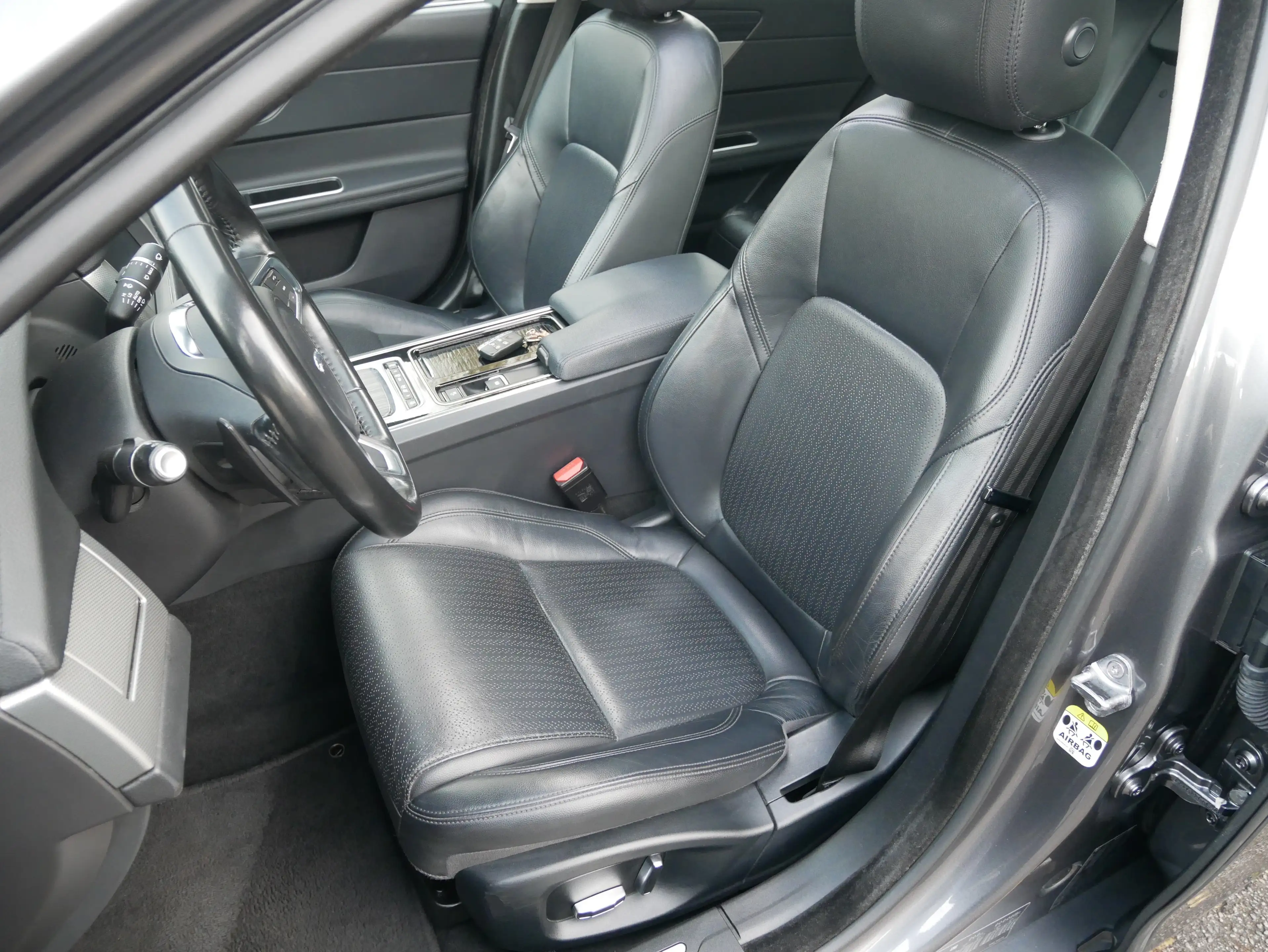 Jaguar XF 30D Portfolio LED Pano Meridian KeyGo Spur DAB Kam — photo 10