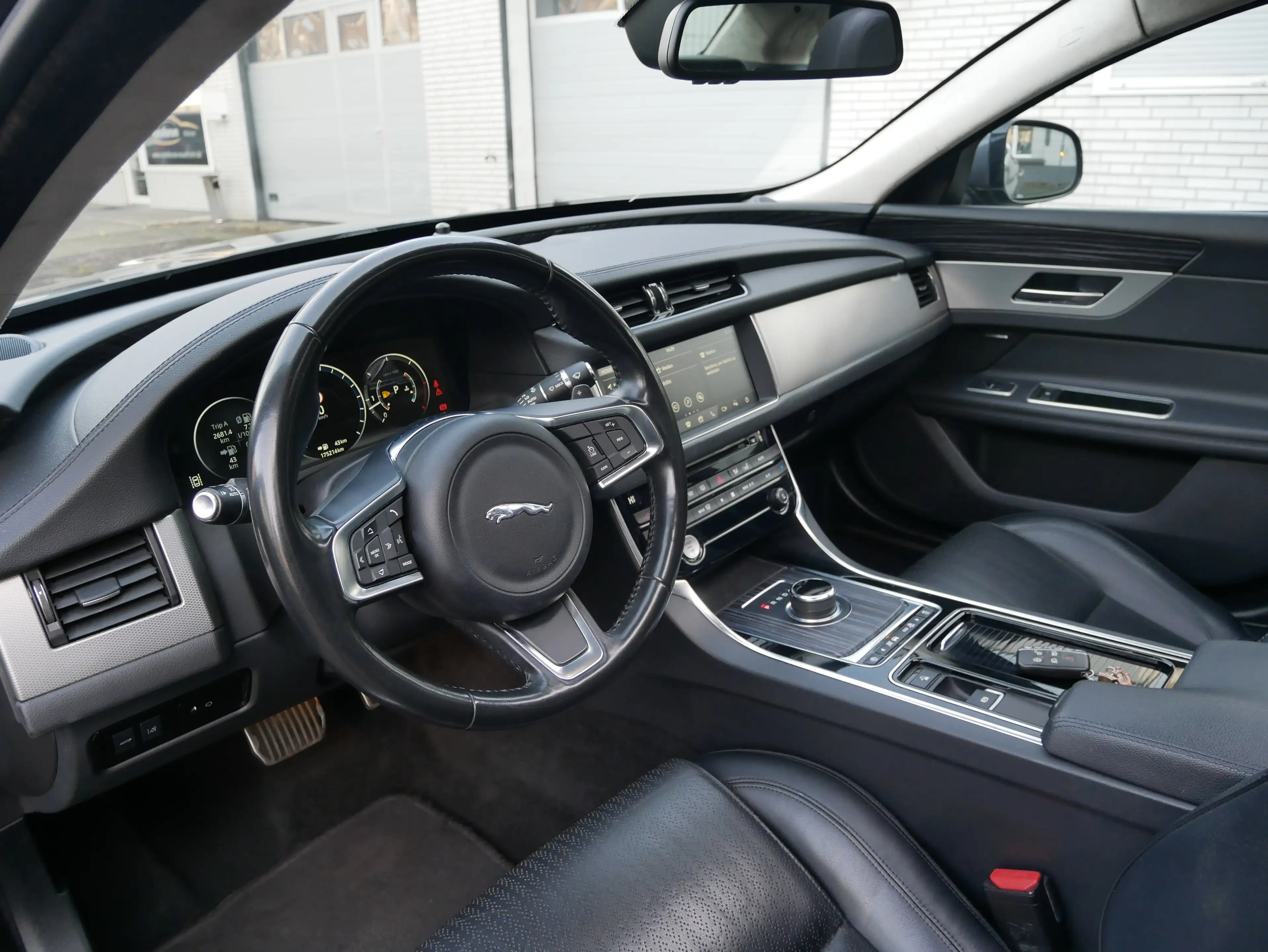 Jaguar XF 30D Portfolio LED Pano Meridian KeyGo Spur DAB Kam — photo 14