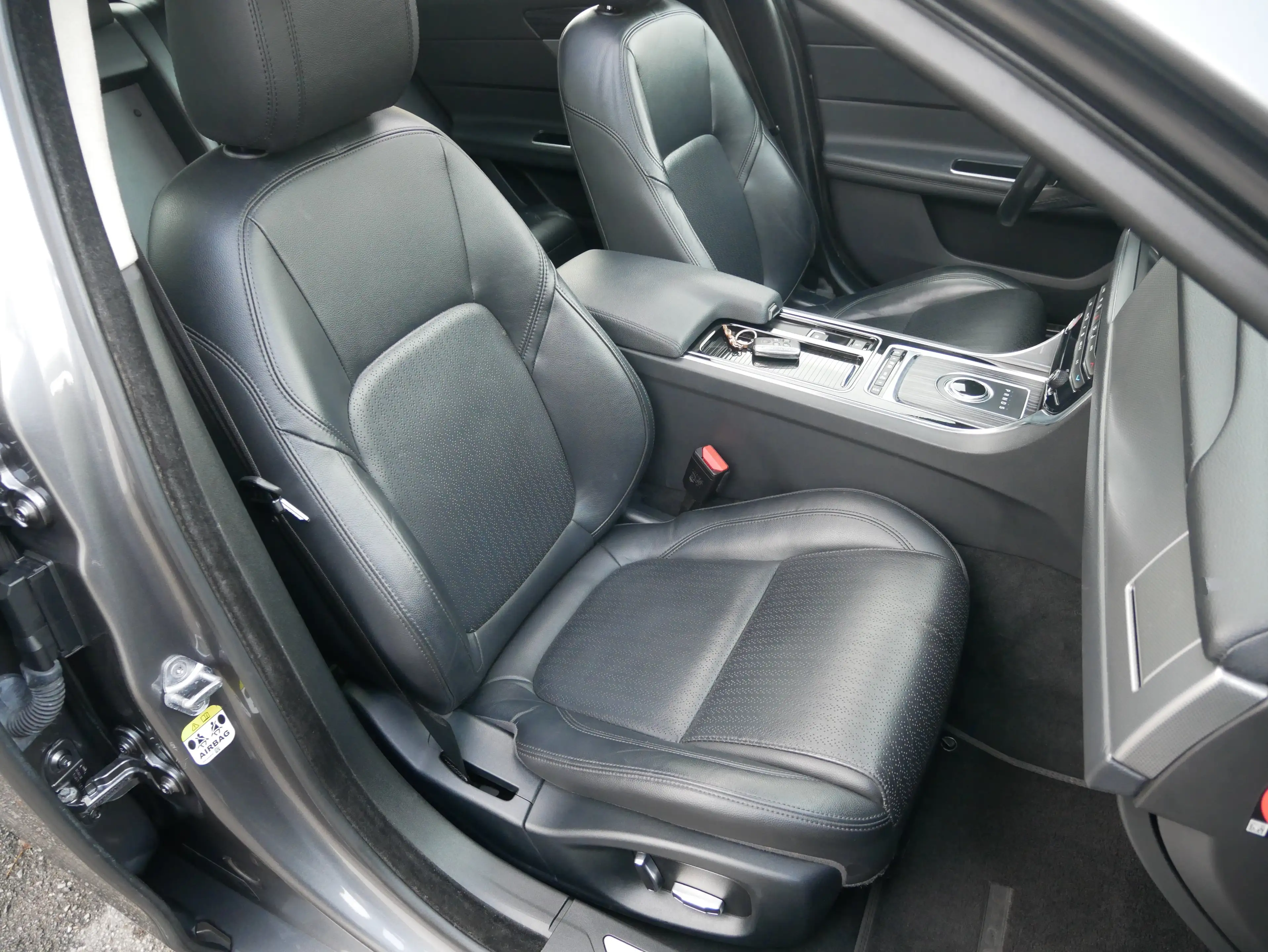 Jaguar XF 30D Portfolio LED Pano Meridian KeyGo Spur DAB Kam — photo 12