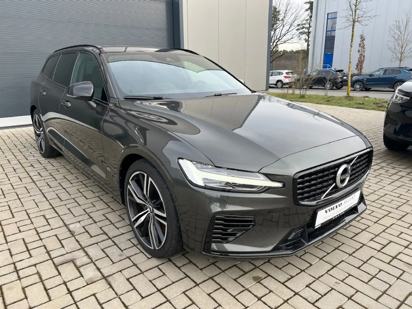 Volvo V60 R-Design Recharge Plug-In Hybrid AWD T6 Twin Engin Šedá - 2