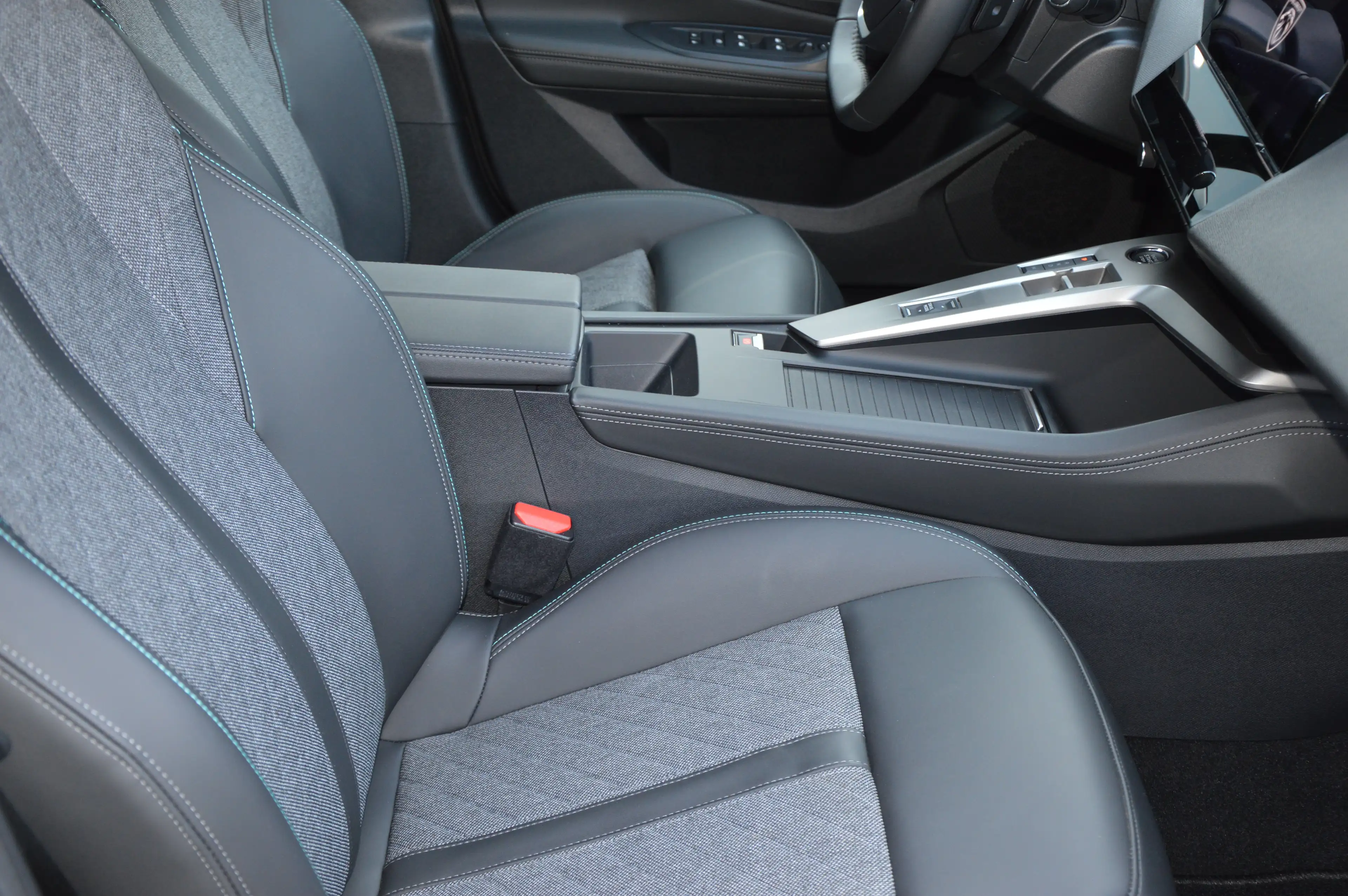 Peugeot 408 PureTech 130 Allure Pack — photo 10