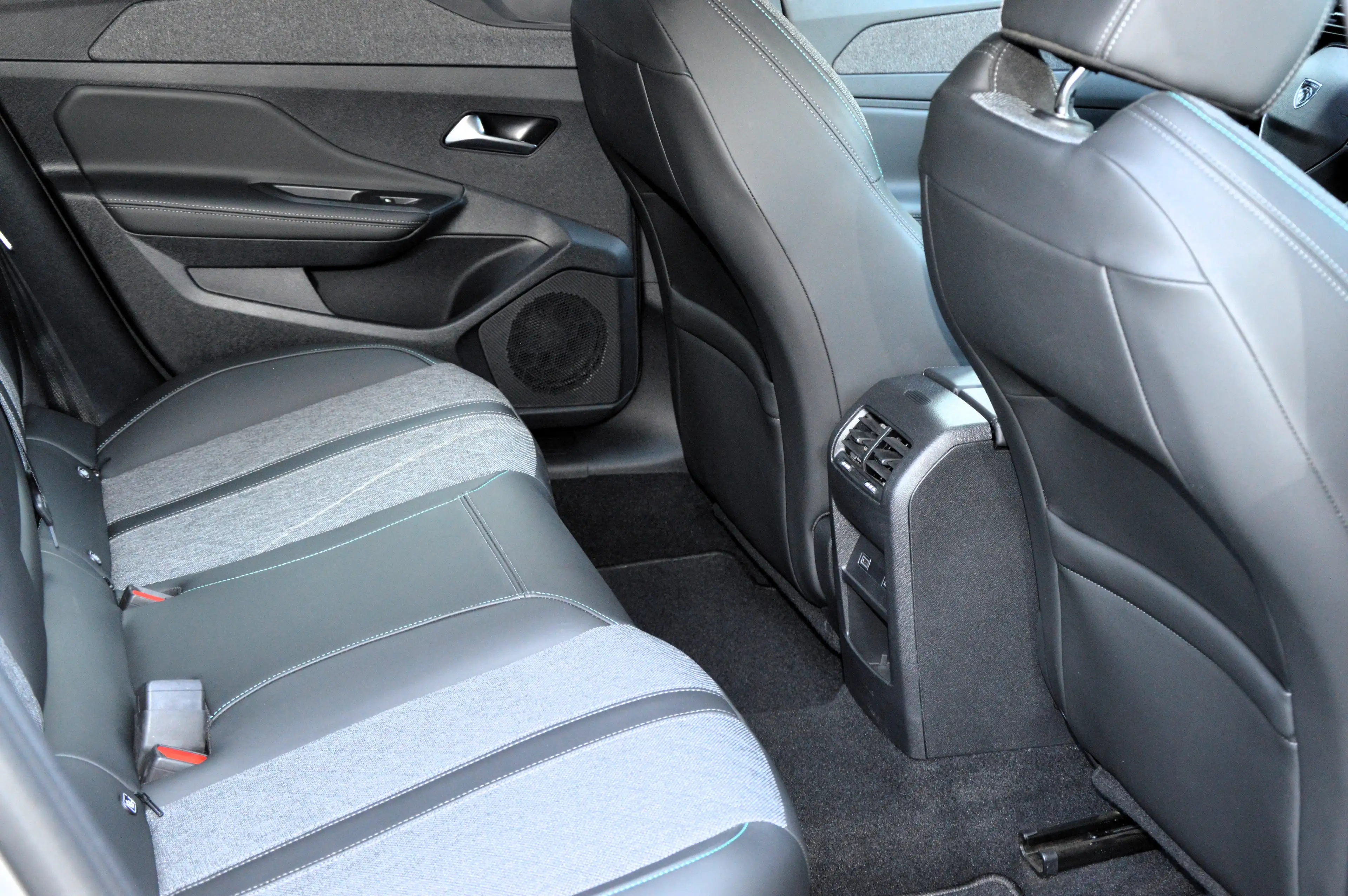 Peugeot 408 PureTech 130 Allure Pack — photo 12
