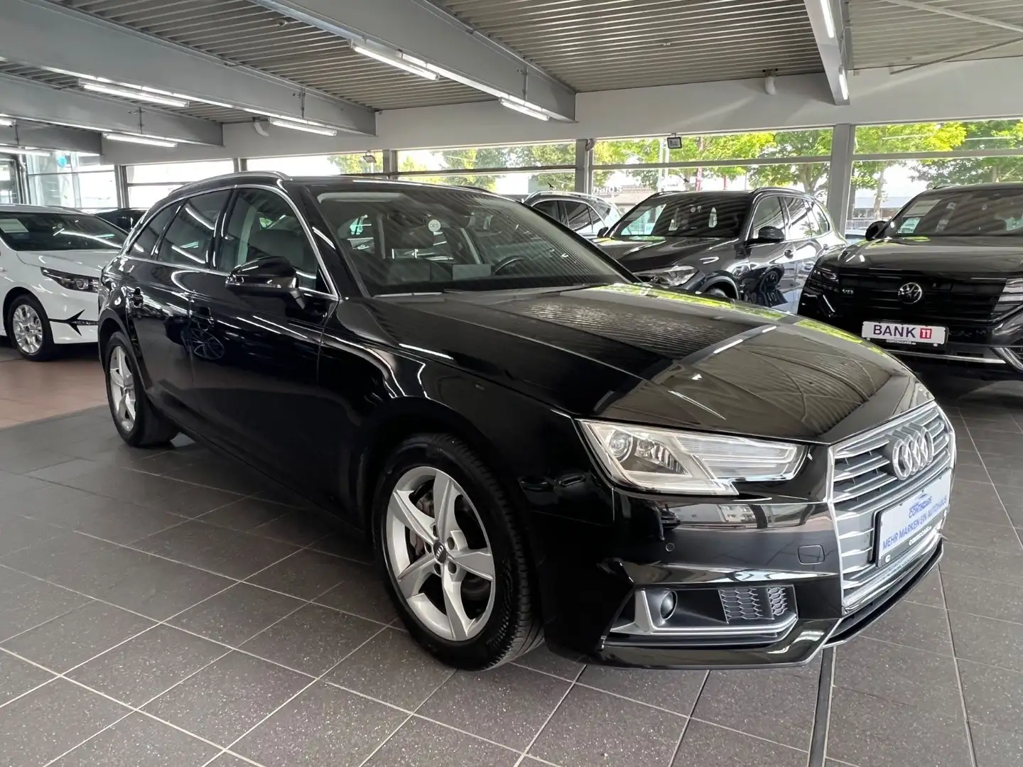 Audi A4 Avant 40 TDI Sport AHK+Tour+Milano+DSP+MMI Zwart - 2