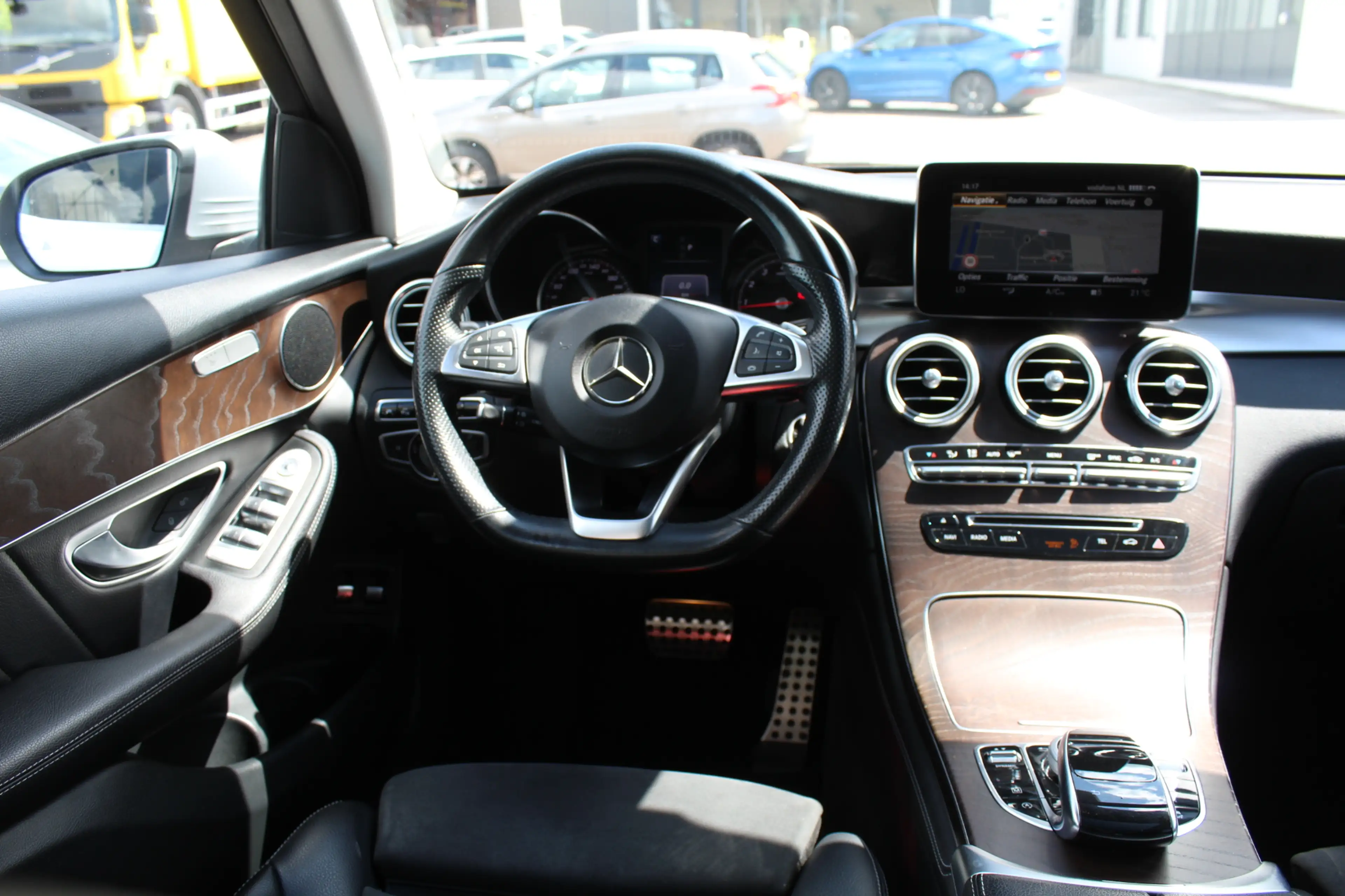 Mercedes-Benz GLC 250 4MATIC Edition 1 AMG-Styling Panorama Leder — photo 13