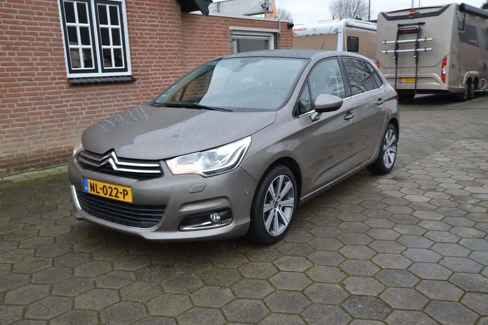 Citroen C4 1.2 PureTech Shine Grau - 1