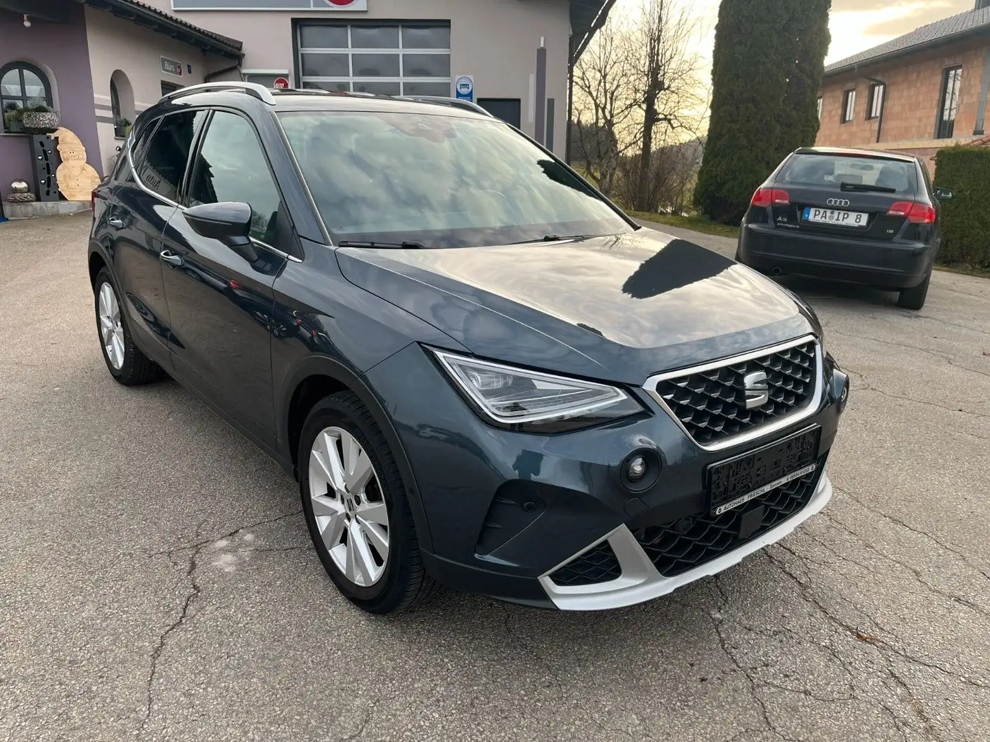 SEAT Arona 1.0 TSI XCELLENCE/LED/Navi/Kamera/ACC Grau - 2