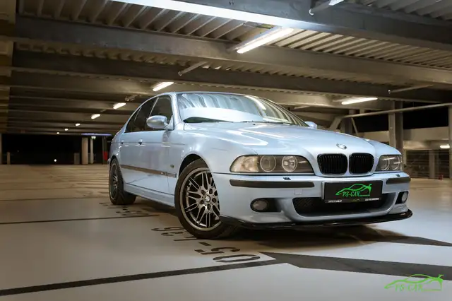 BMW M5 view 3