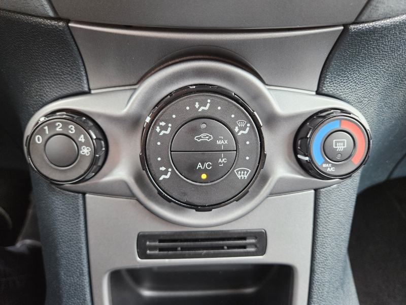 Ford Fiesta 1.25 Limited — photo 20