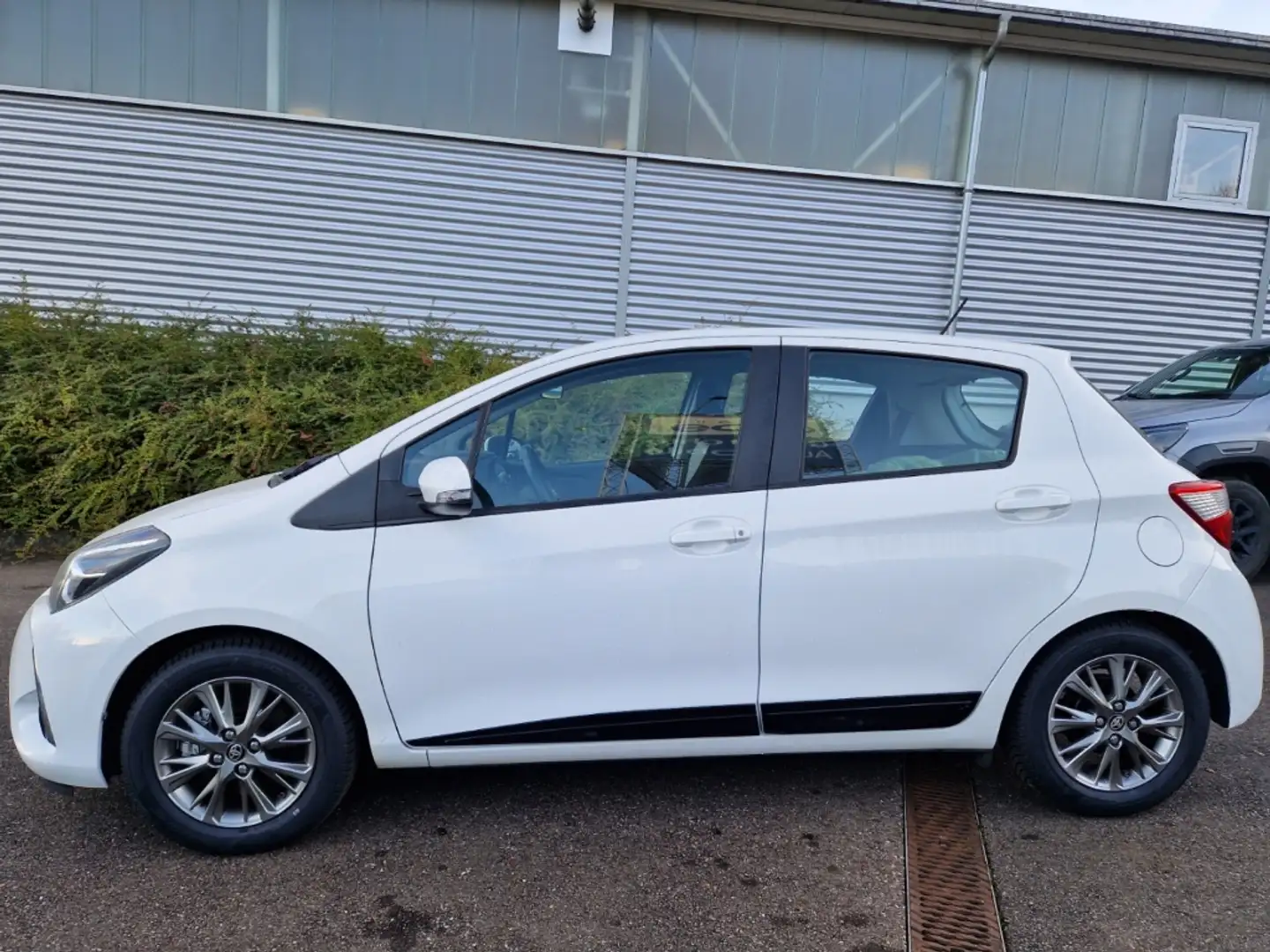 Toyota Yaris 1,5 Comfort Spurhalteass. Fernlichtass. Verkehrsze Weiß - 2