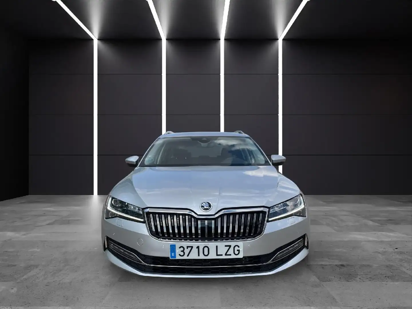 Skoda Superb Combi 2.0TDI AdBlue Style DSG 110kW Plateado - 2