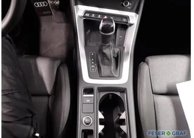Audi Q3 view 8