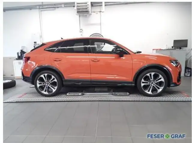 Audi Q3 view 3
