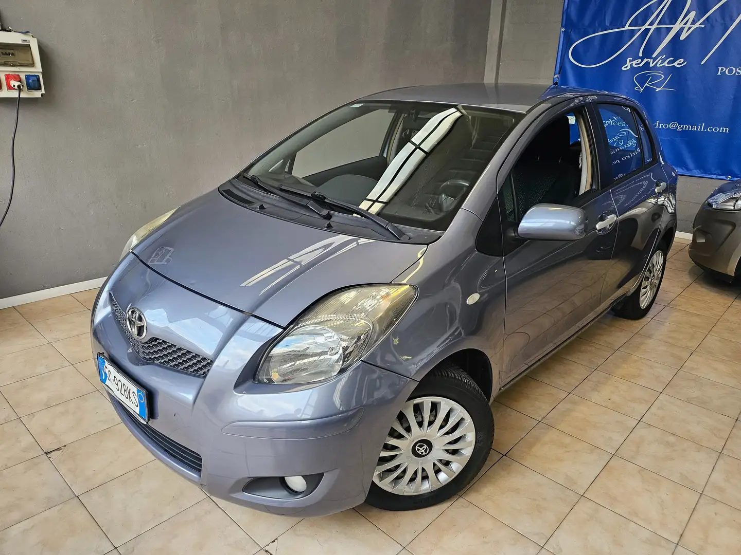 Toyota Yaris Yaris 5porte 1.0 Benz Gris - 2