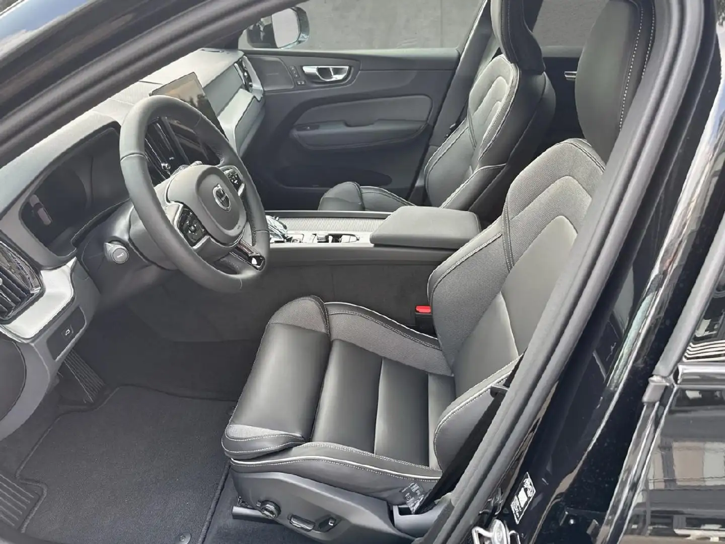 Volvo XC60 B5 Benzin AWD Plus Black Edition MJ26 Noir - 2