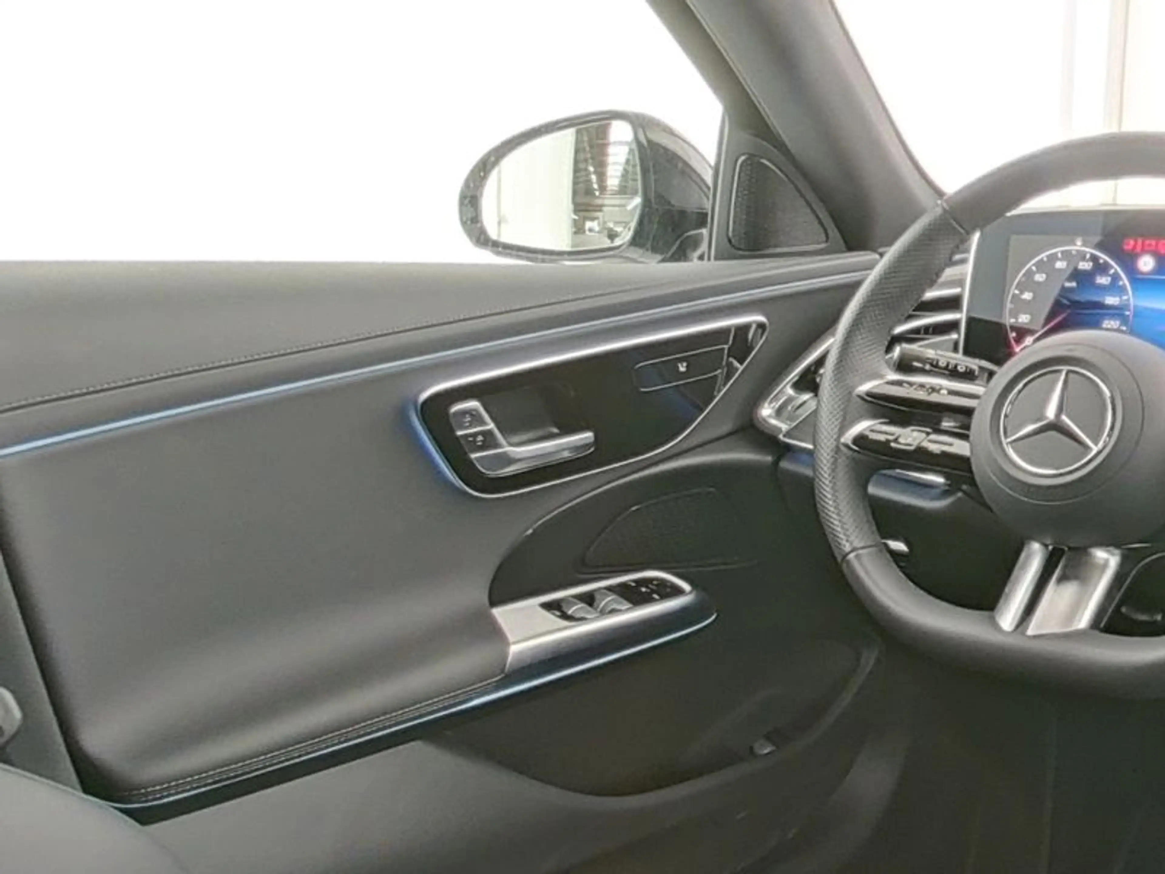Mercedes-Benz E 220 d T AMG AHK/LED/DIST/RFK/WP/KEYL/TW/ — photo 4