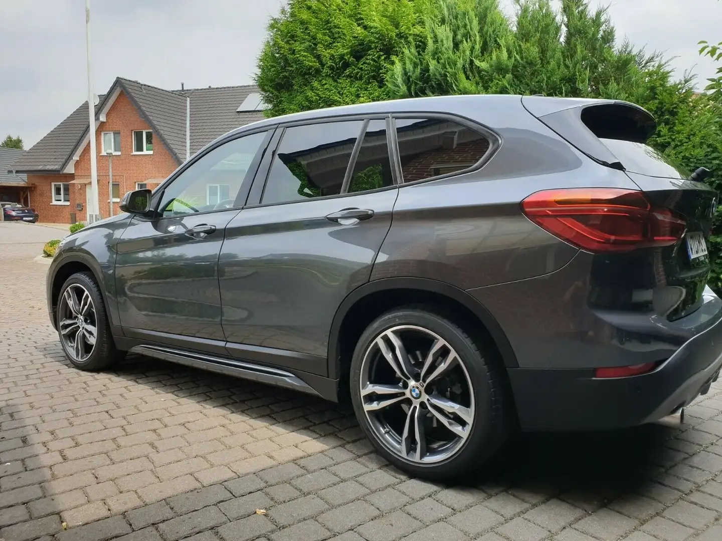 BMW X1 X1 xDrive20d Aut. Sport Line Grau - 2