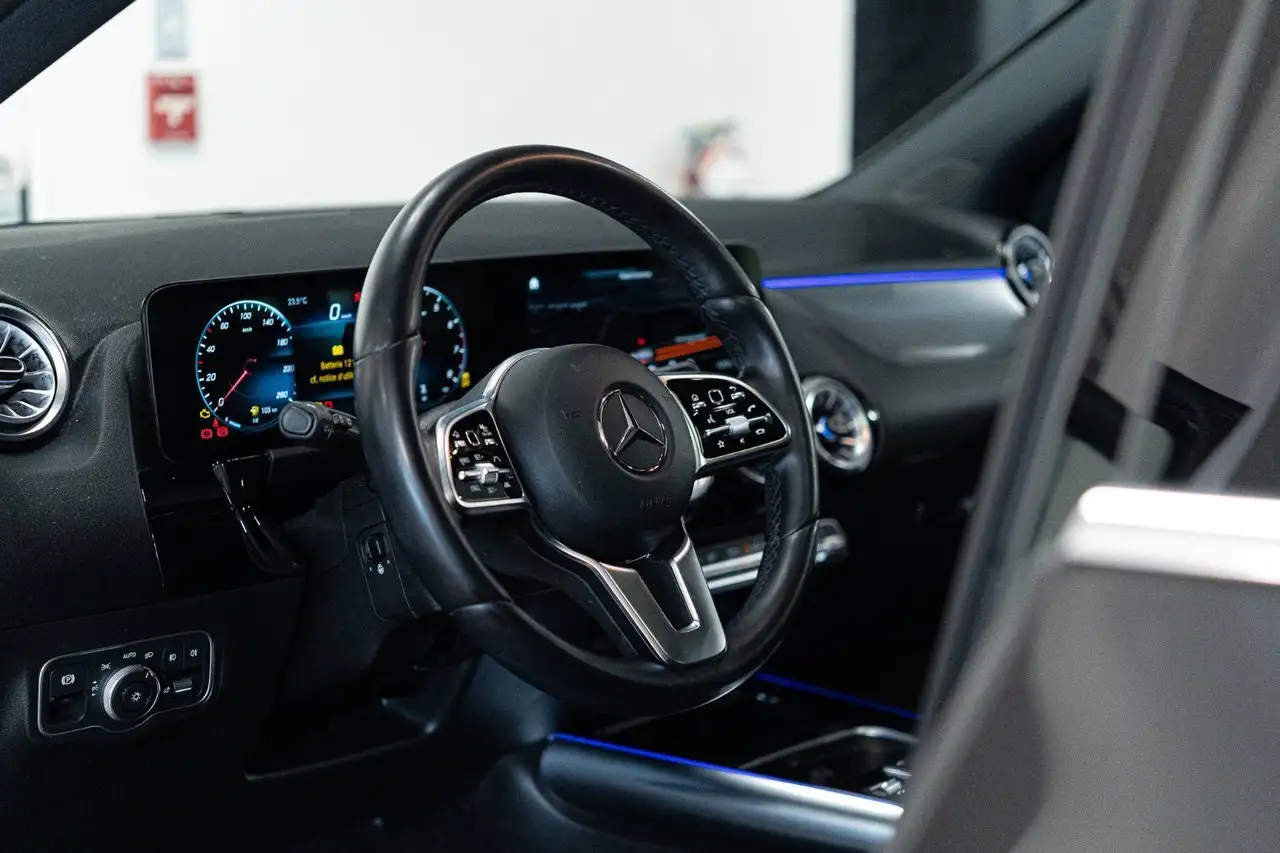 Mercedes-Benz GLA снимка Mercedes-Benz GLA