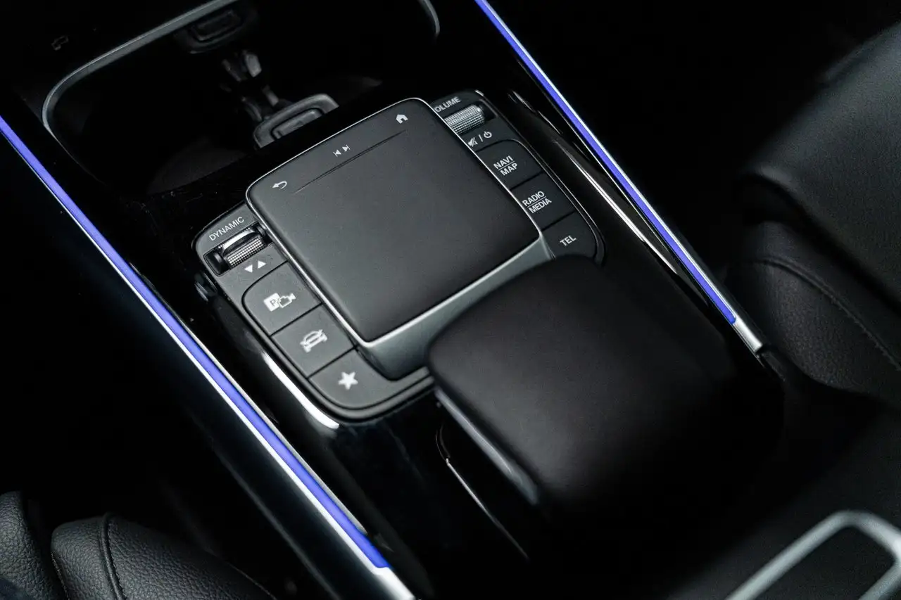 Mercedes-Benz GLA снимка Mercedes-Benz GLA